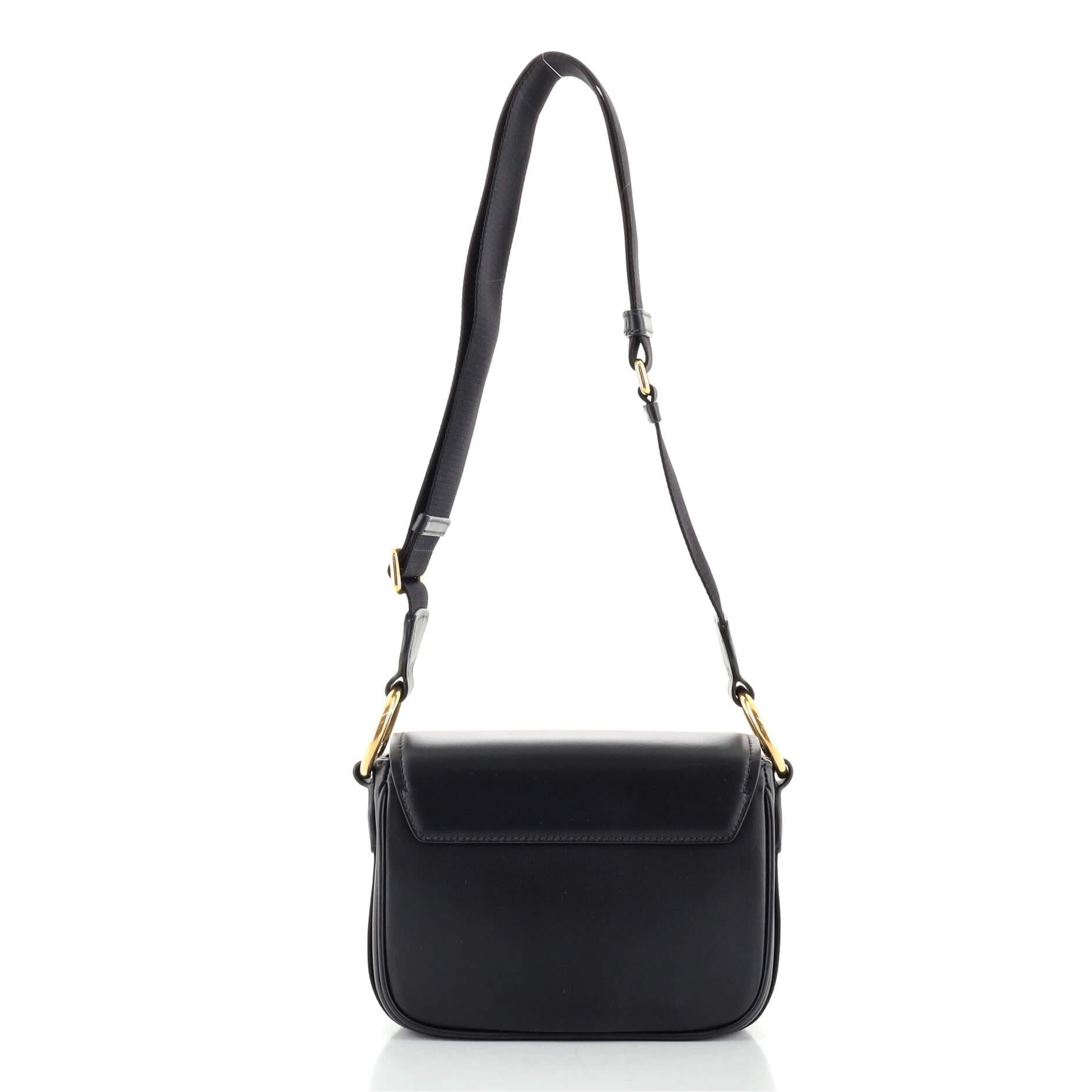 Prada Identity Flap Umhängetasche aus Vitello Leder von Prada im Zustand „Gut“ in NY, NY