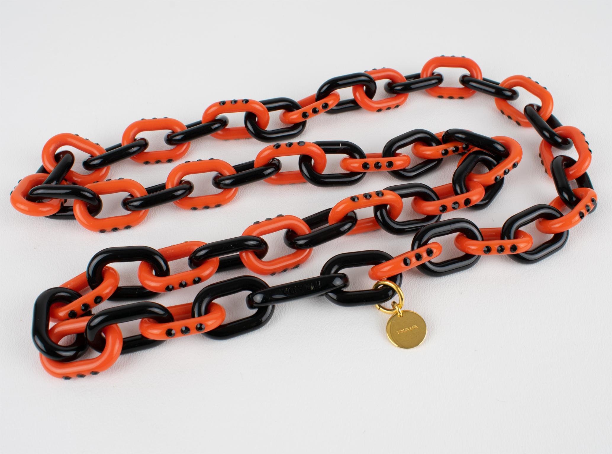 Prada, Italie, long collier de bijoux en résine bicolore en vente 5