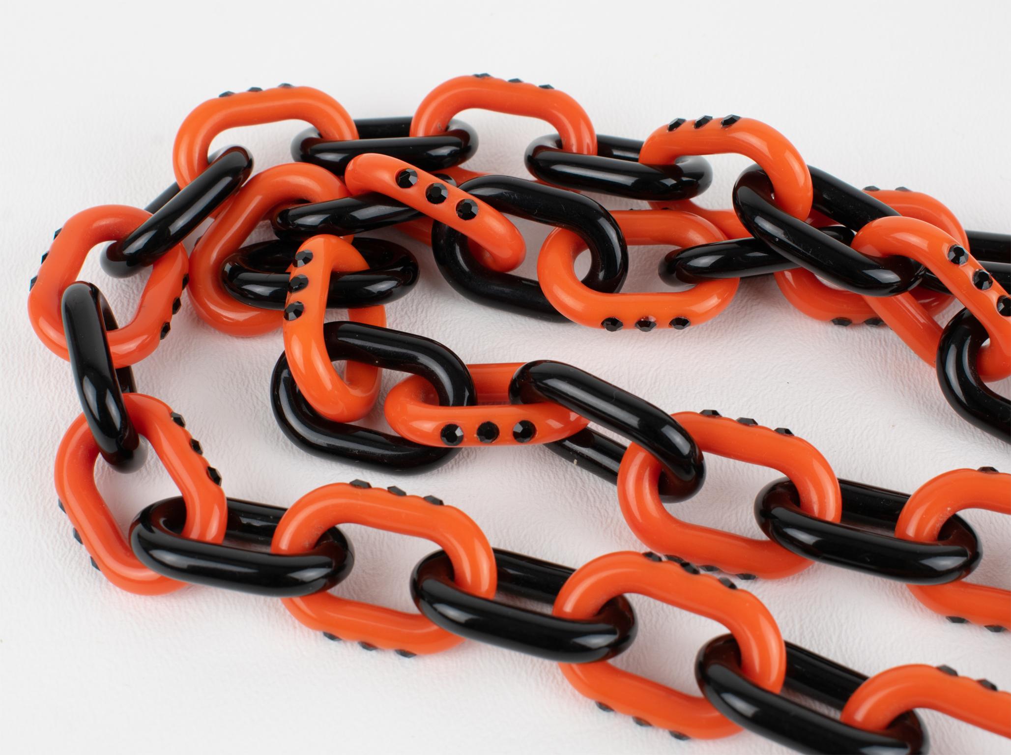 Prada, Italie, long collier de bijoux en résine bicolore en vente 8
