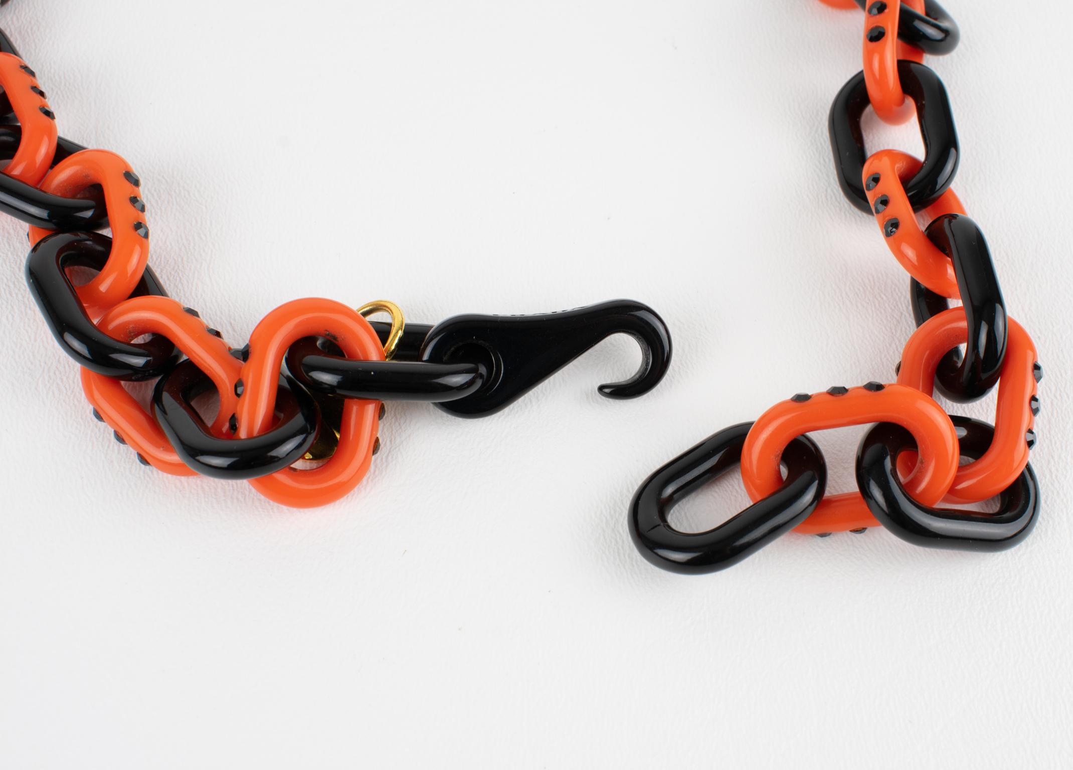 Prada, Italie, long collier de bijoux en résine bicolore en vente 10