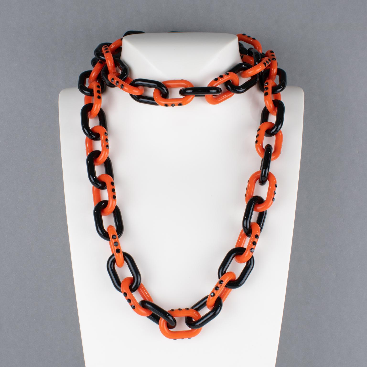 Prada, Italie, long collier de bijoux en résine bicolore Excellent état - En vente à Atlanta, GA