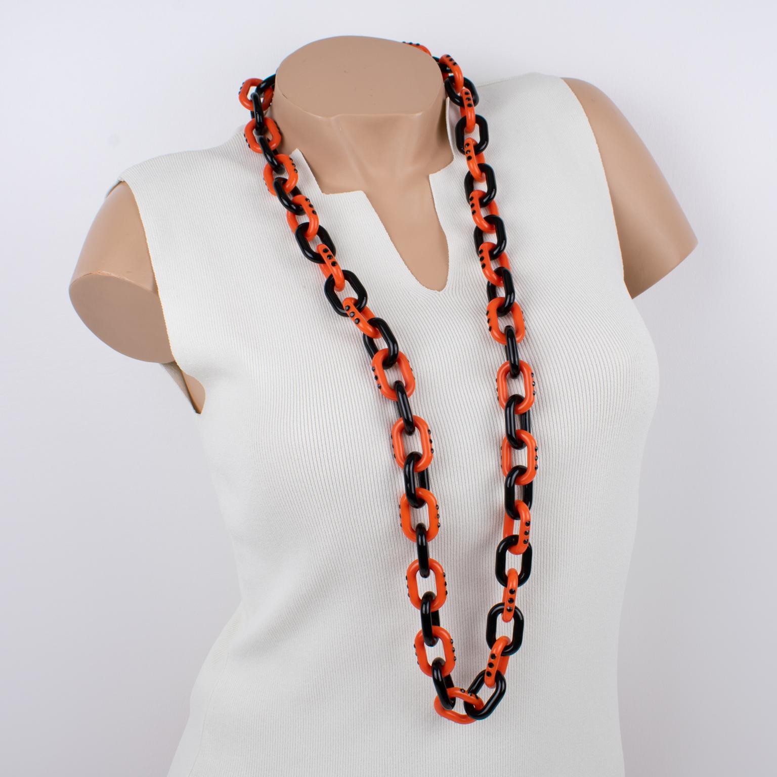 Prada, Italie, long collier de bijoux en résine bicolore Unisexe en vente