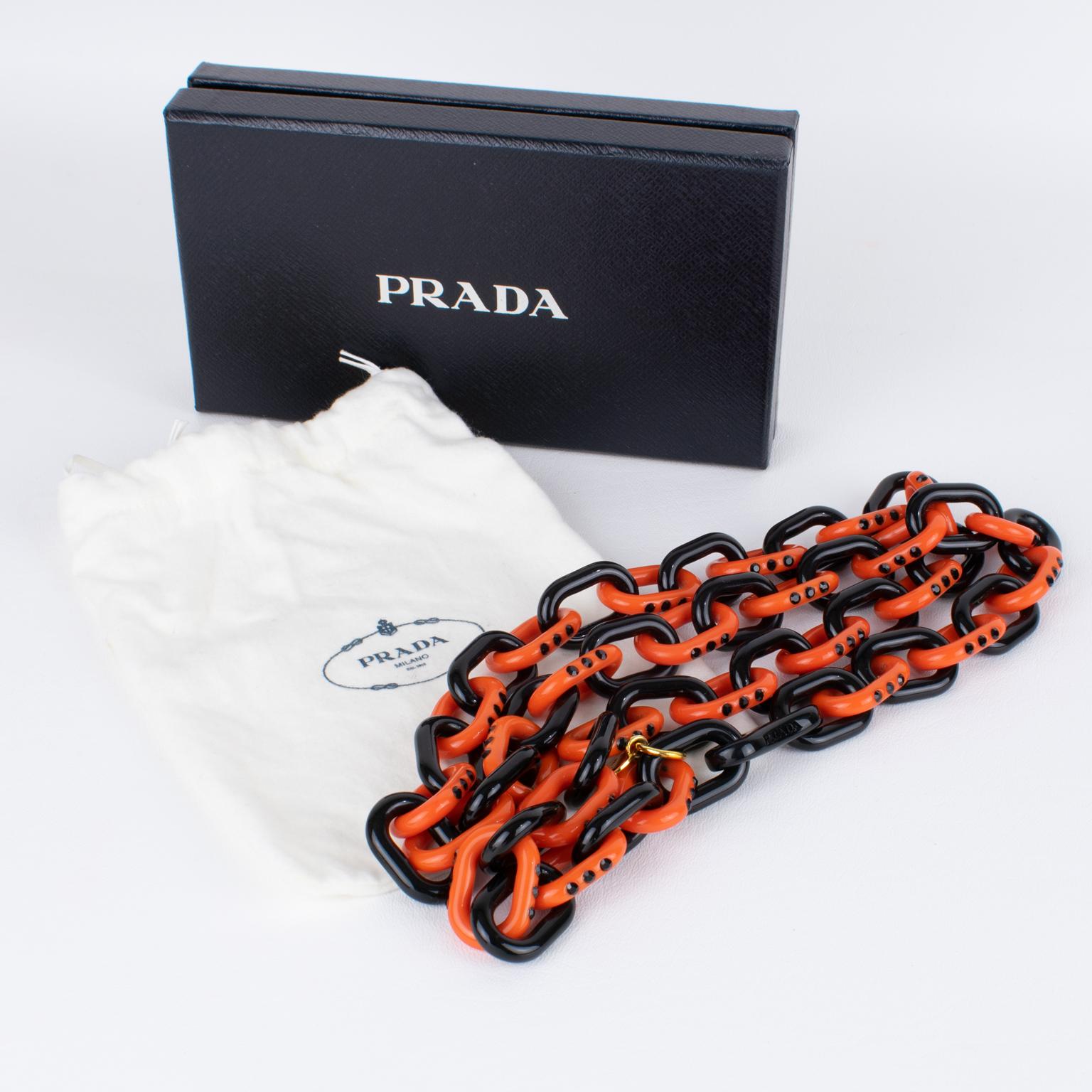 Prada, Italie, long collier de bijoux en résine bicolore en vente 1