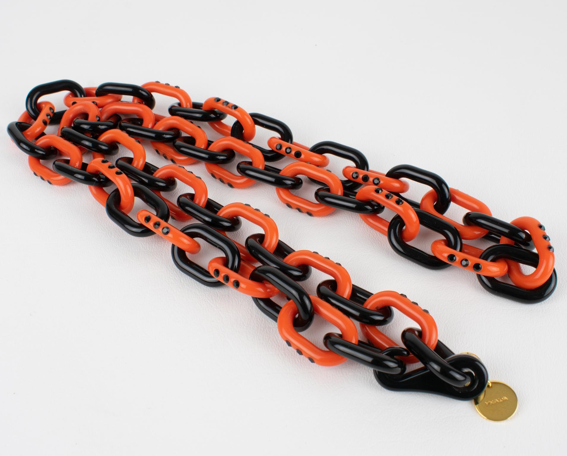 Prada, Italie, long collier de bijoux en résine bicolore en vente 4