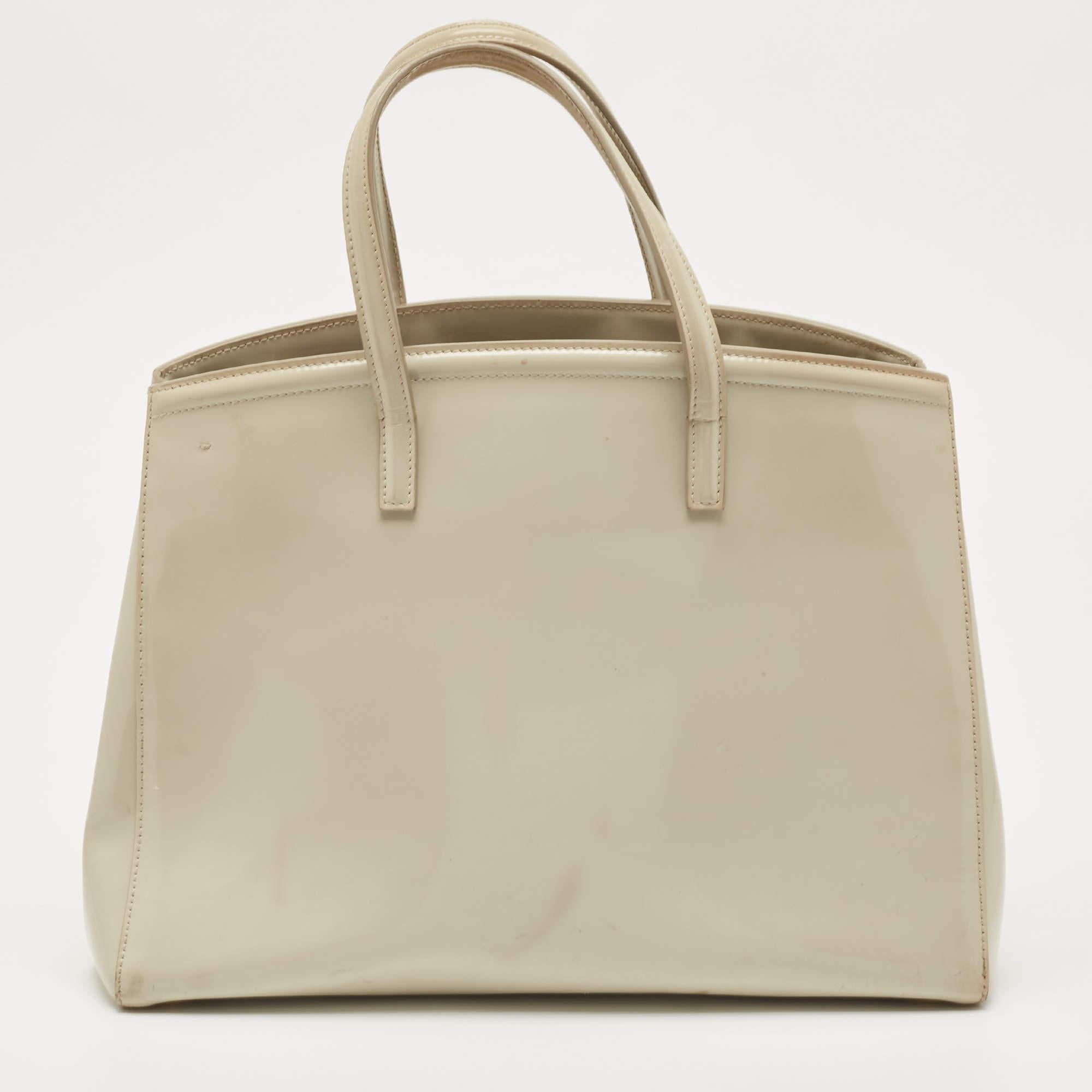 Thoughtful details, high quality, and everyday convenience mark this tote for women by Prada. The bag is sewn with skill to deliver a refined look and an impeccable finish.


