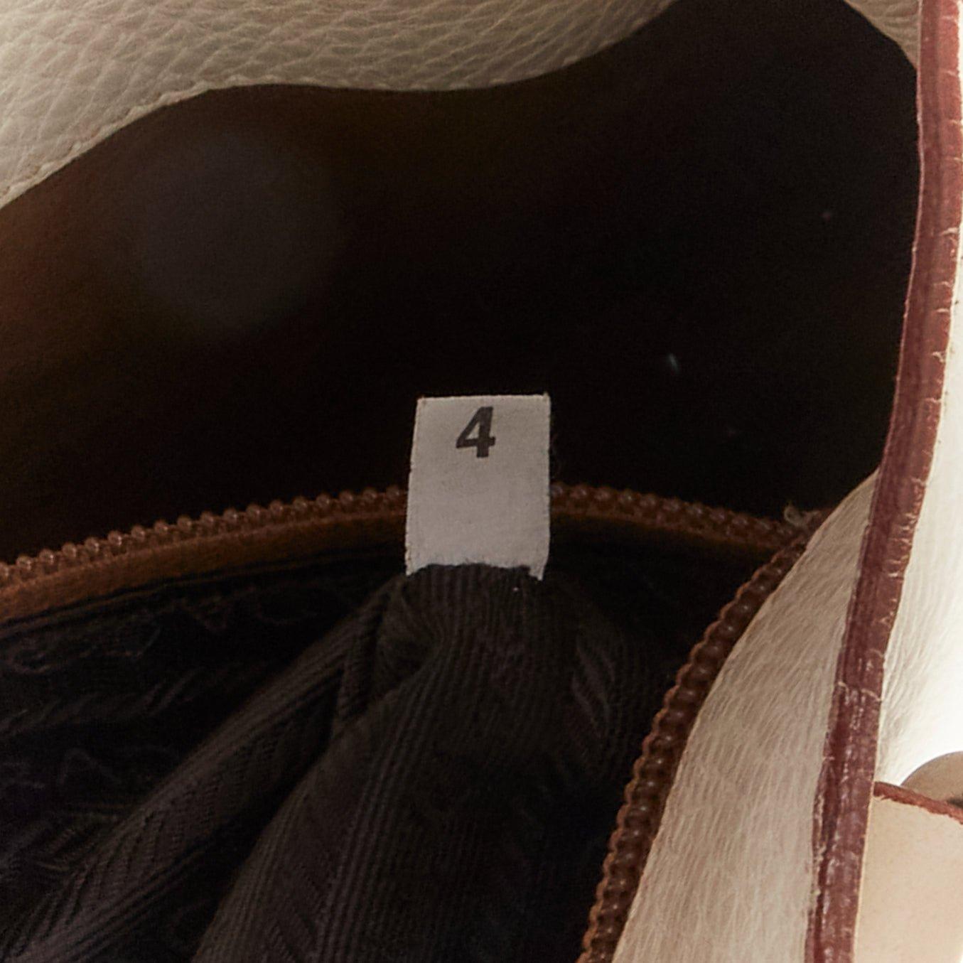 Bolso tote con hebilla triangular plateada de piel granulada blanca marfil de PRADA 6