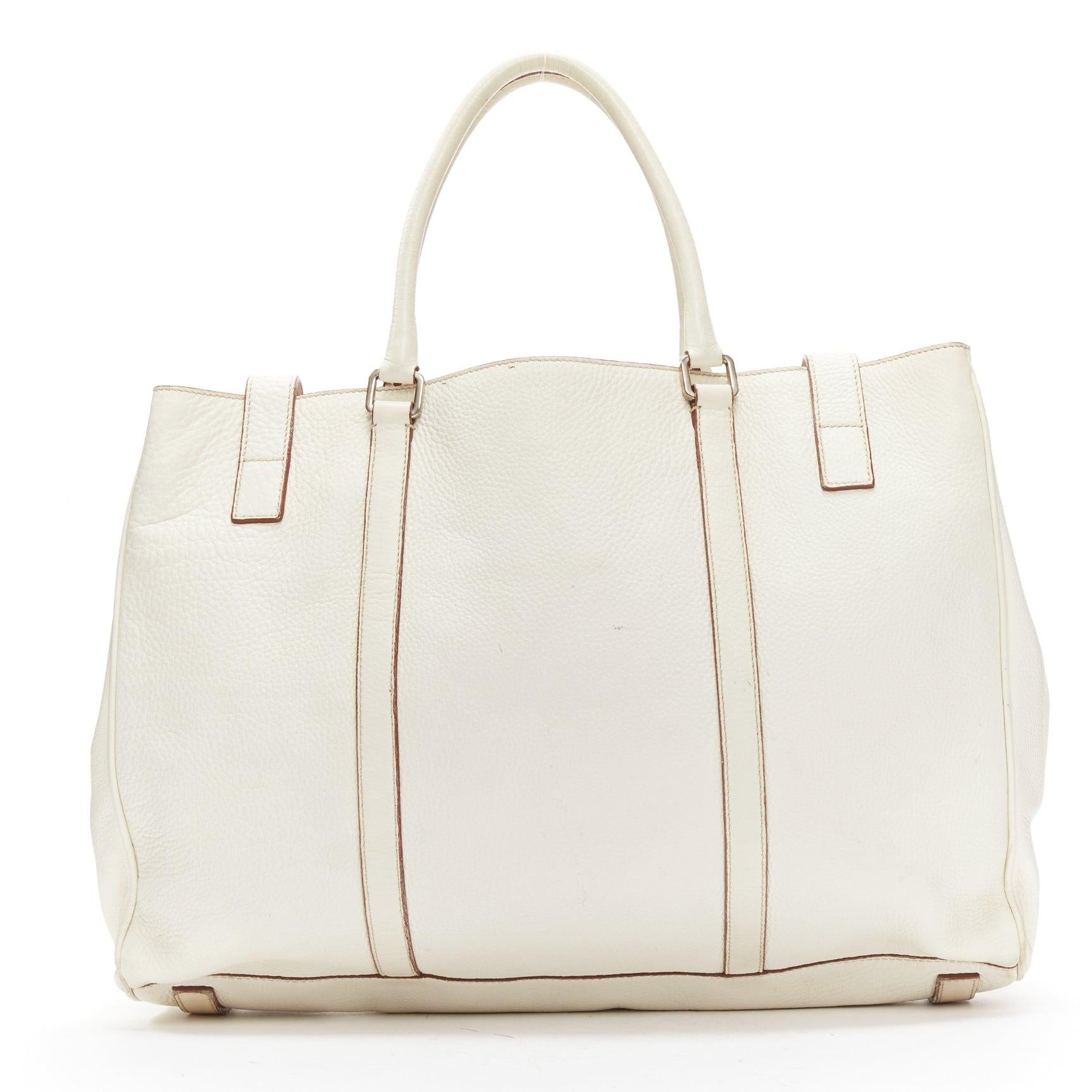 Bolso tote con hebilla triangular plateada de piel granulada blanca marfil de PRADA 1