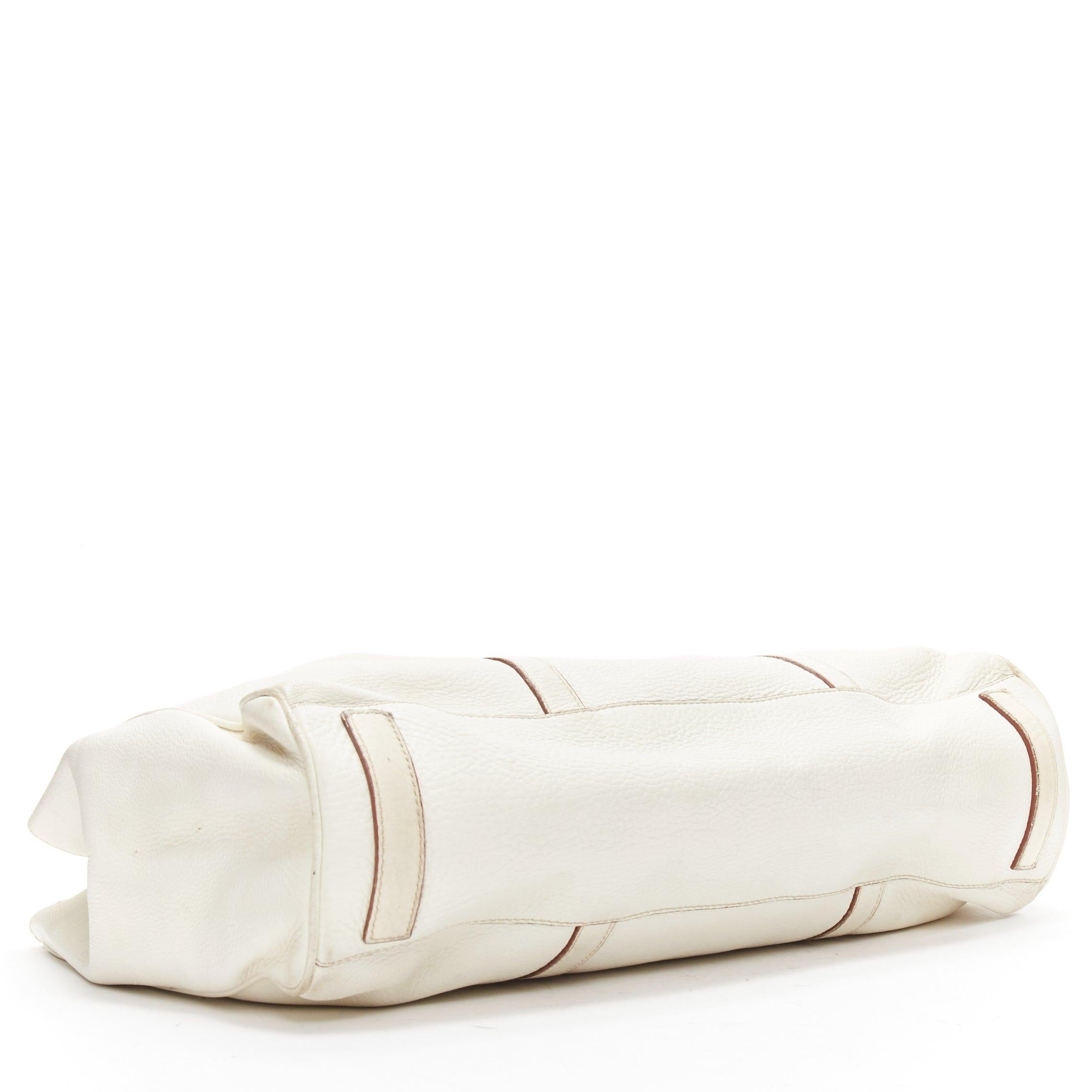 Bolso tote con hebilla triangular plateada de piel granulada blanca marfil de PRADA 2