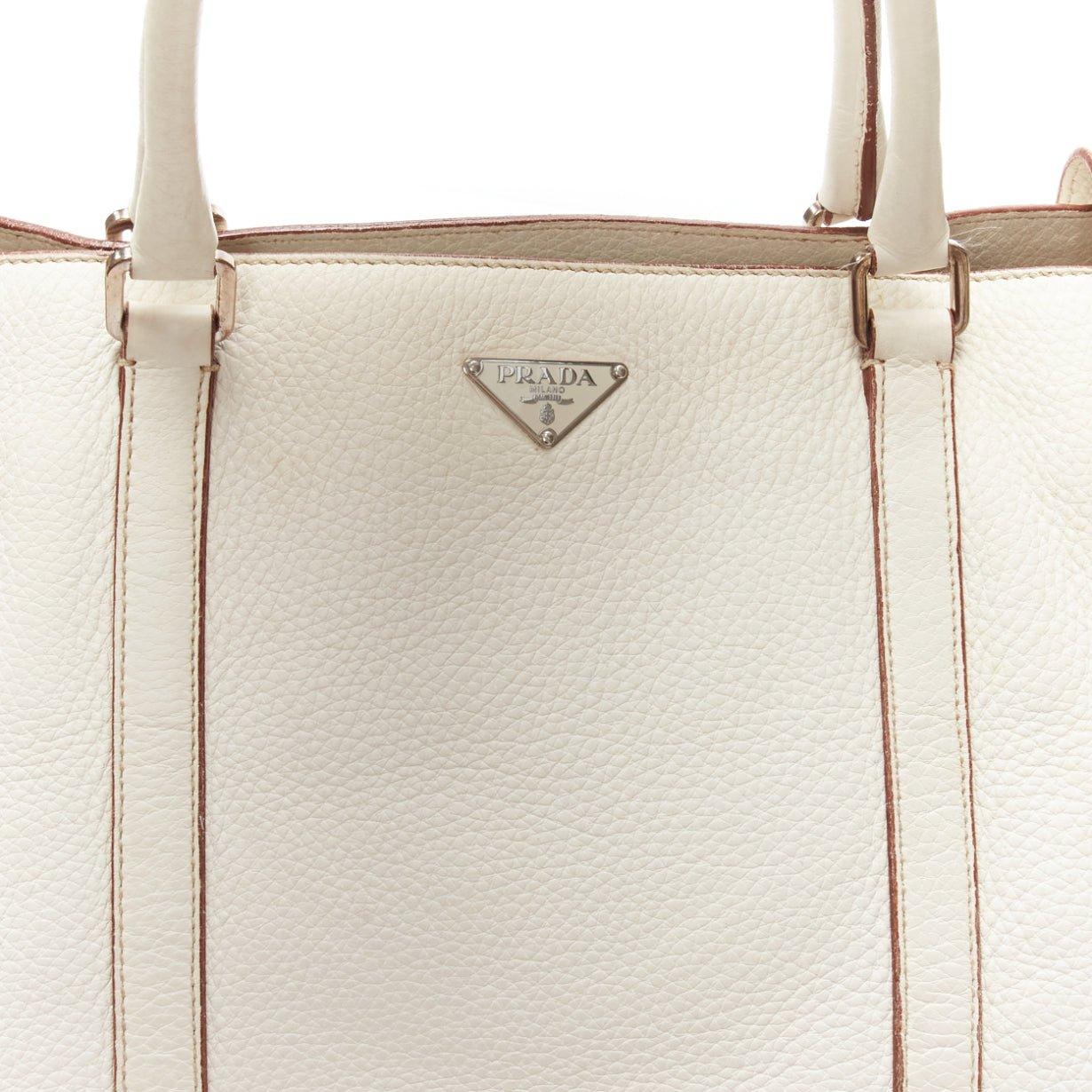 Bolso tote con hebilla triangular plateada de piel granulada blanca marfil de PRADA 3
