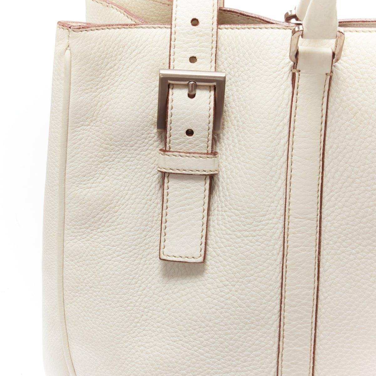 Bolso tote con hebilla triangular plateada de piel granulada blanca marfil de PRADA 4
