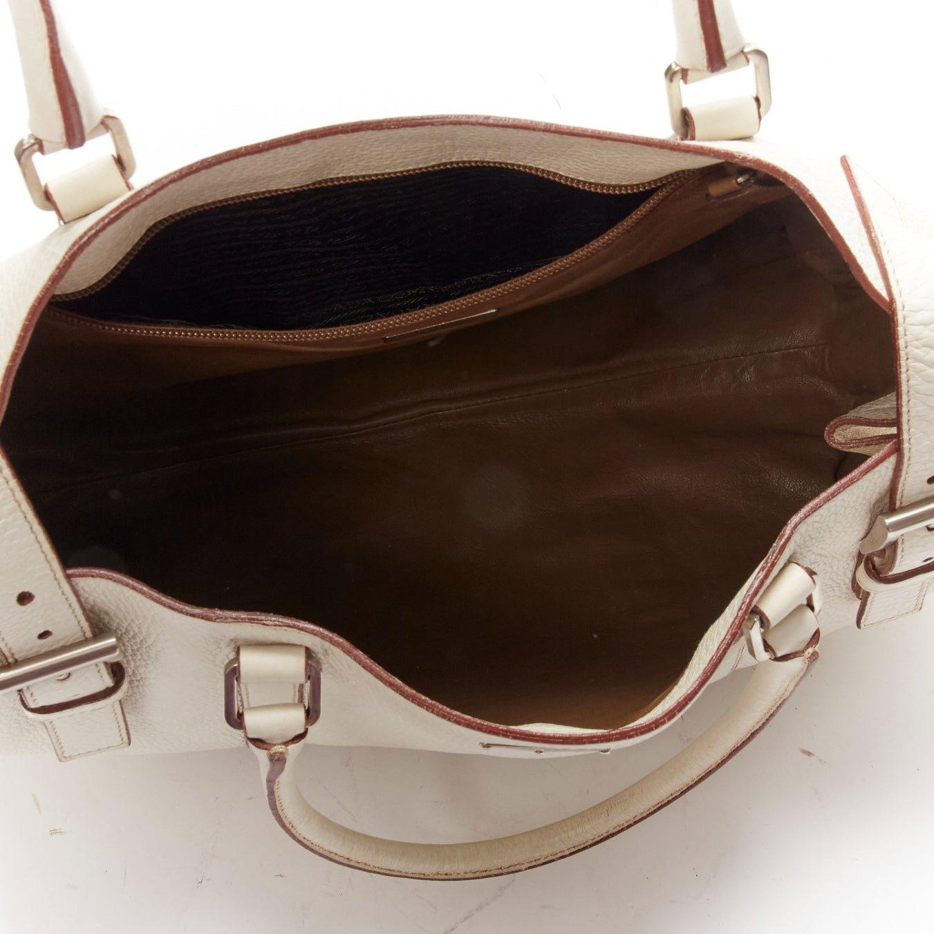 Bolso tote con hebilla triangular plateada de piel granulada blanca marfil de PRADA 5
