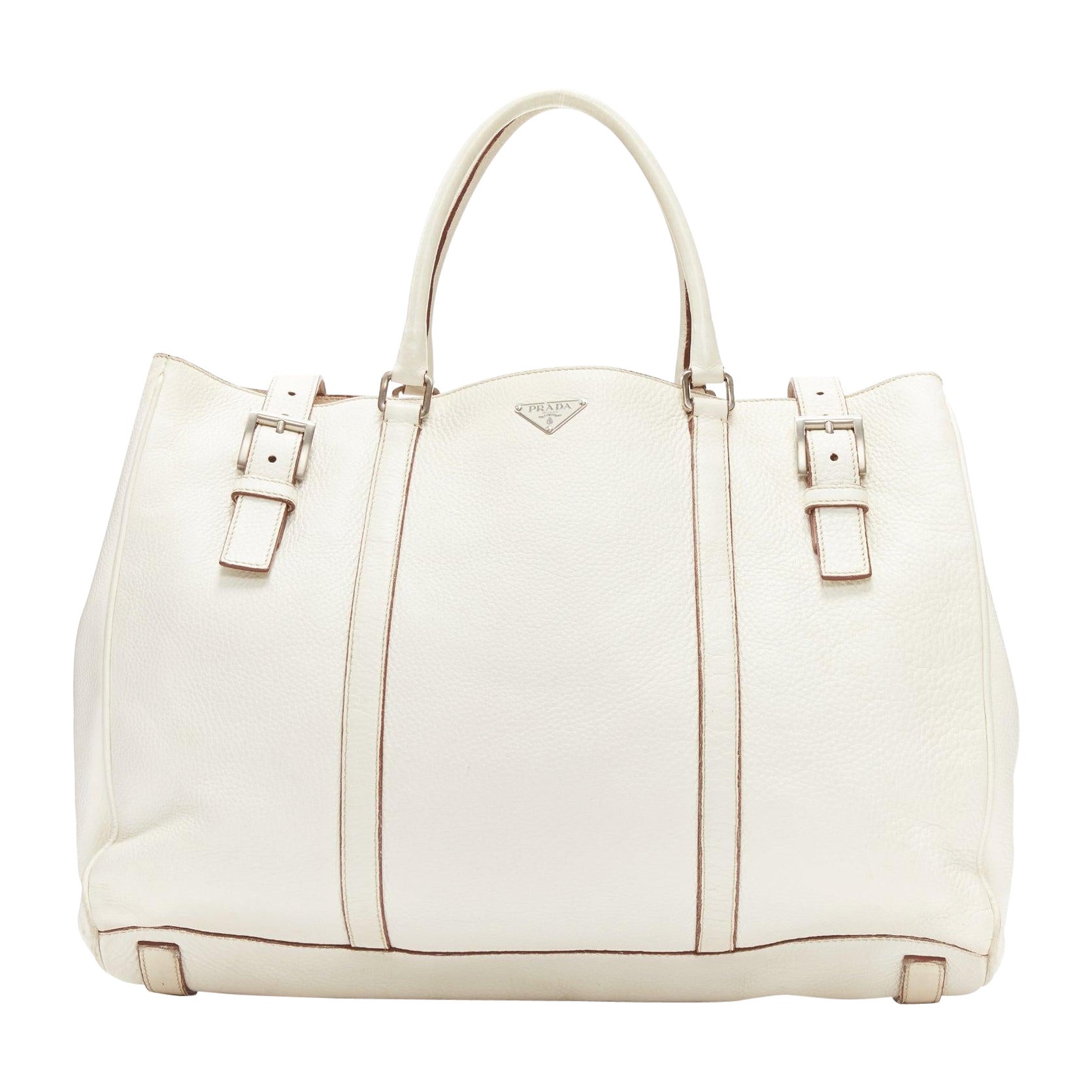Bolso tote con hebilla triangular plateada de piel granulada blanca marfil de PRADA