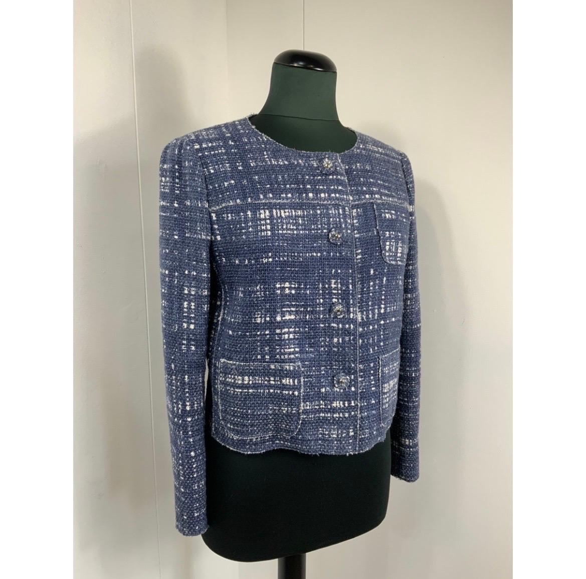 Giacca Prada.
Collezione Ugly Chic 1996.
In cotone, lino e viscosa. Foderato.
Taglia italiana 42.
Spalle 42 cm
Busto 44 cm
Lunghezza 50 cm
Manica 57 cm
Nuovo con etichetta. Mai indossato.