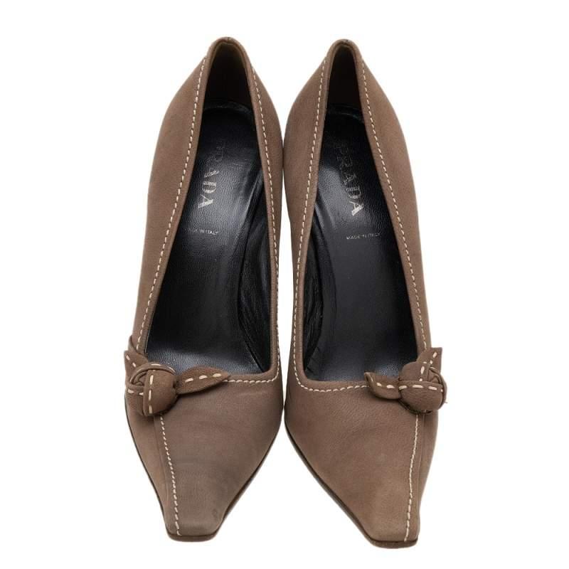 How classy are these pumps from the House of Prada! They are designed using khaki-brown leather, which is augmented with stitch detailing and a knot on the front. They showcase a slip-on feature and slim heels. Make a fashion statement as you walk