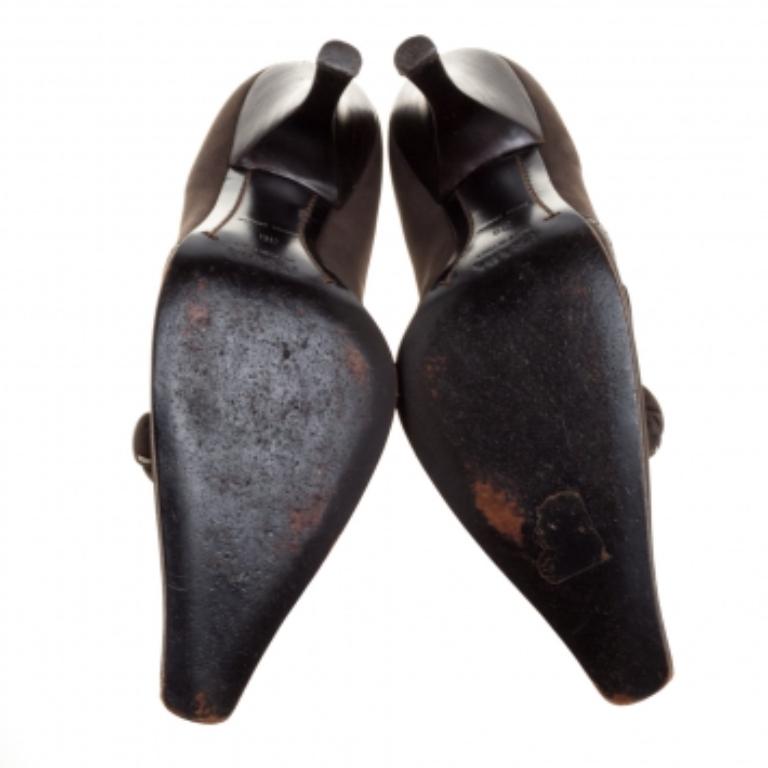 Introduce bold sophistication to your closet with these chic pumps from Prada. Doused in a classy khaki brown hue, these pumps are rendered in nubuck leather and detailed with neat stitches and knotted bows on the uppers. Pointed toes and stiletto