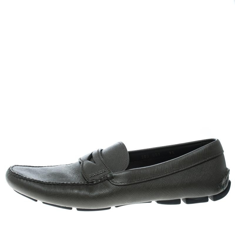 These Penny loafers from Prada will perfectly complement your formal ensemble. They are rendered in khaki green leather and comes with keeper straps featuring logo details and comfortable leather-lined insoles. This pair, stylish in a subtle way,