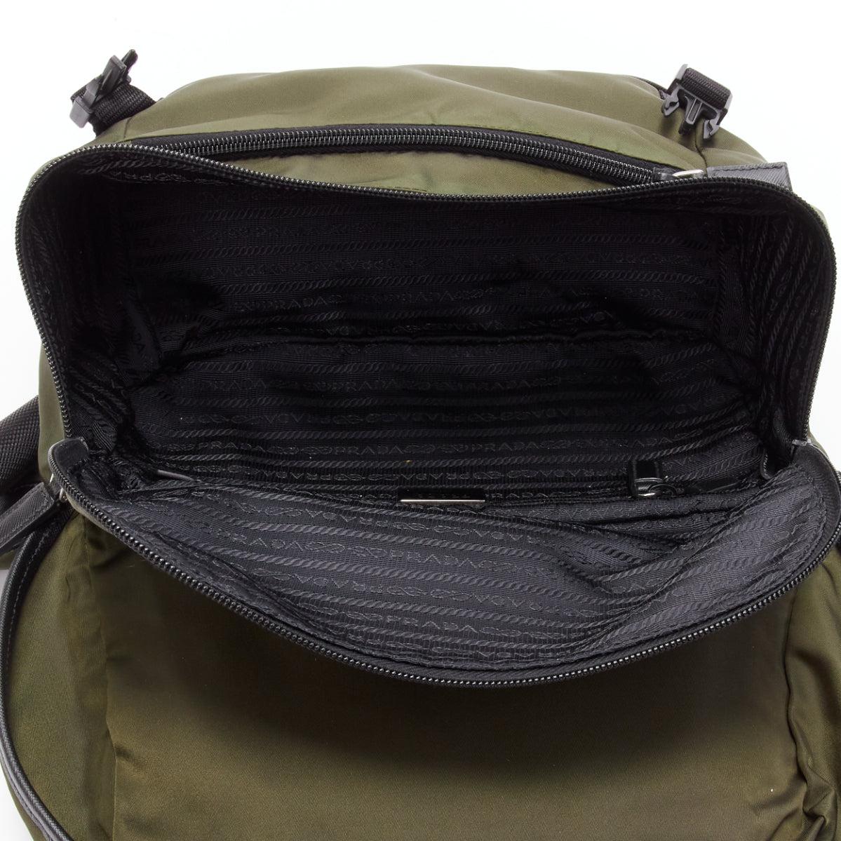 PRADA kaki vert logo triangulaire sac à bandoulière en nylon noir en vente 5