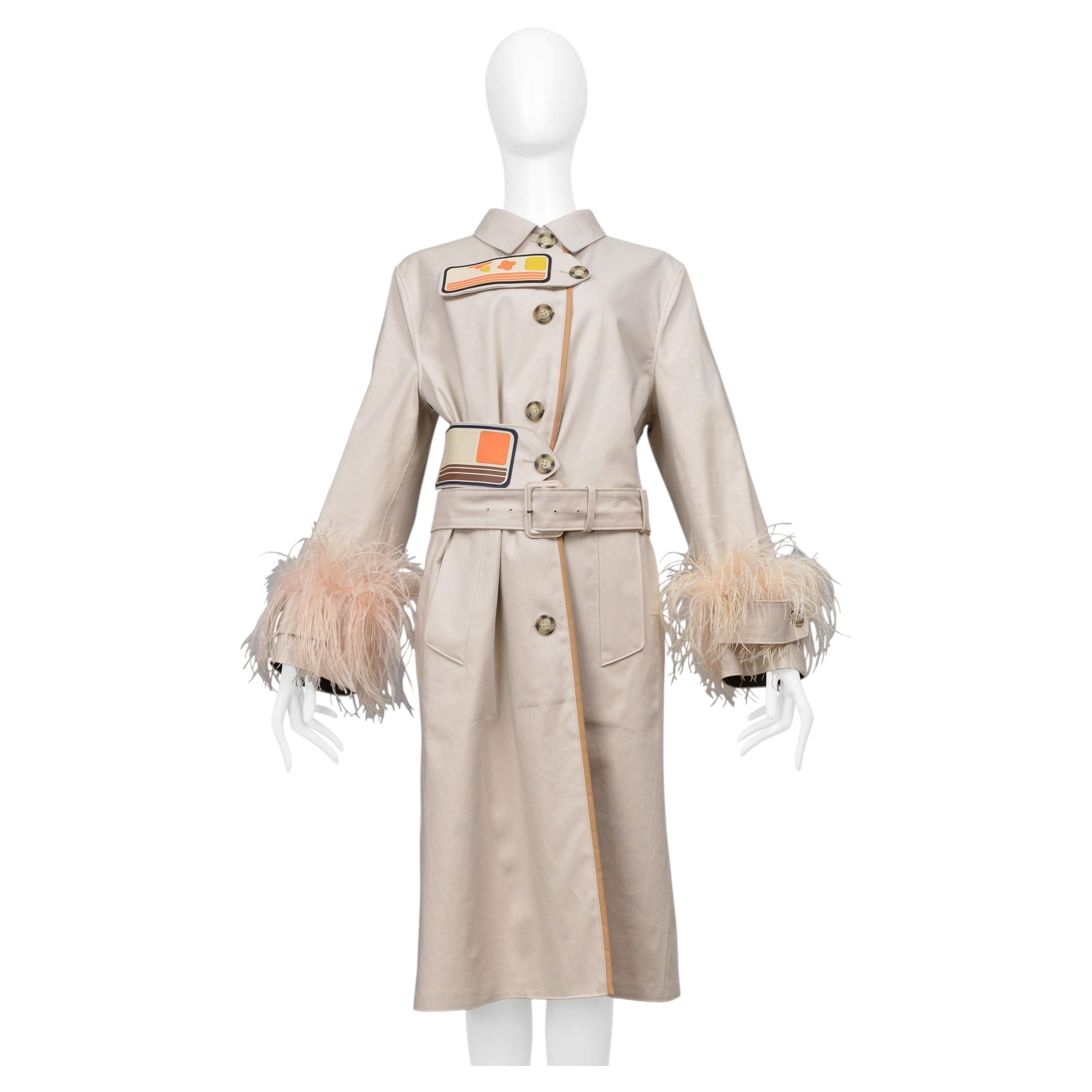 Trench Prada color kaki con toppe in velcro e maniche con piume 2017 in vendita