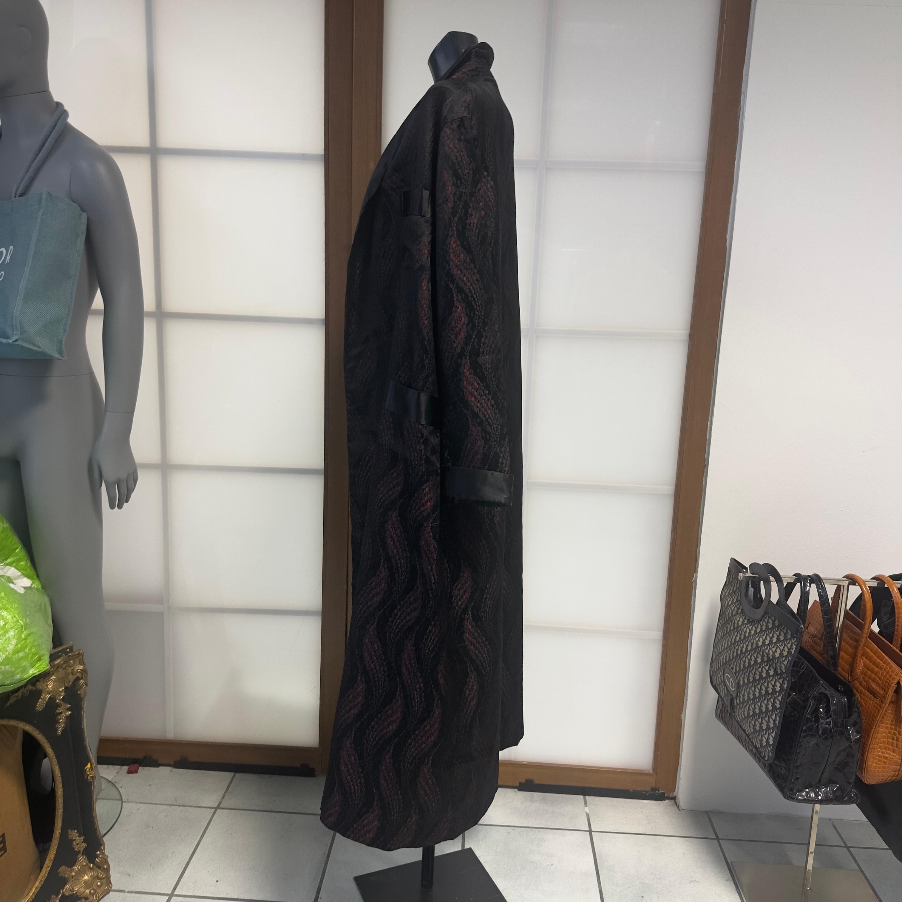 Manteau kimono Prada en jacquard de brocart noir et bordeaux - Collection 2018 Unisexe en vente