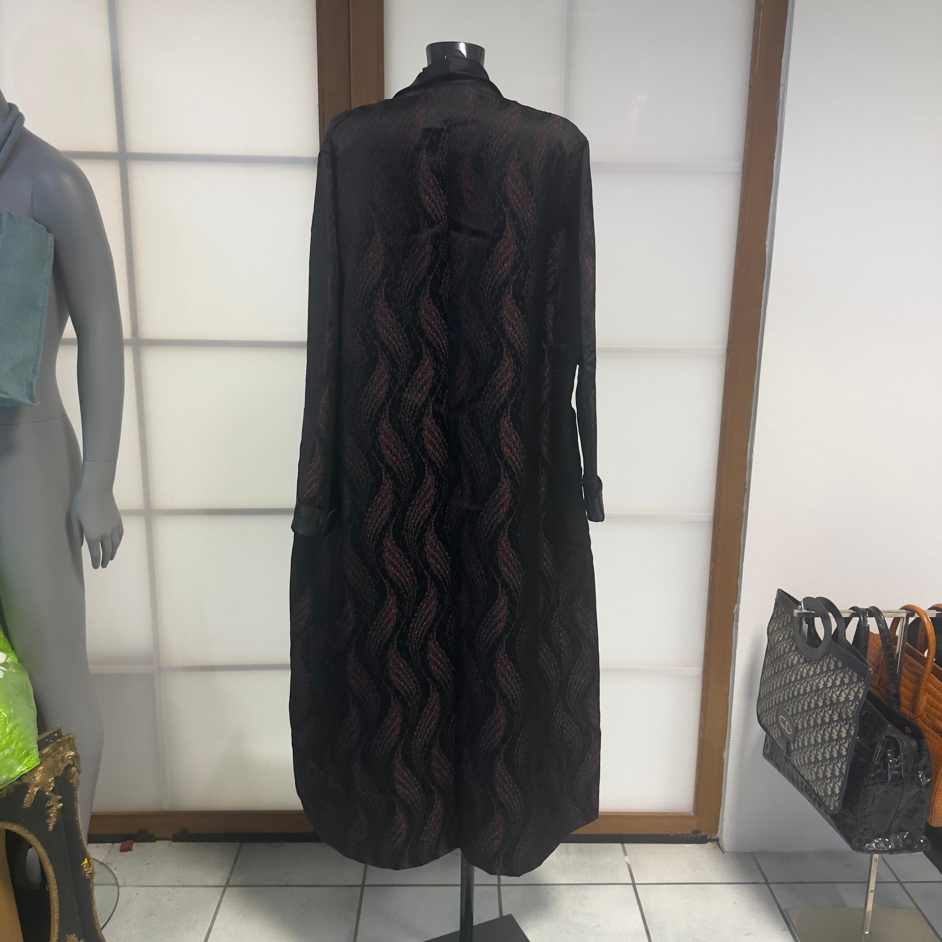 Manteau kimono Prada en jacquard de brocart noir et bordeaux - Collection 2018 en vente 1