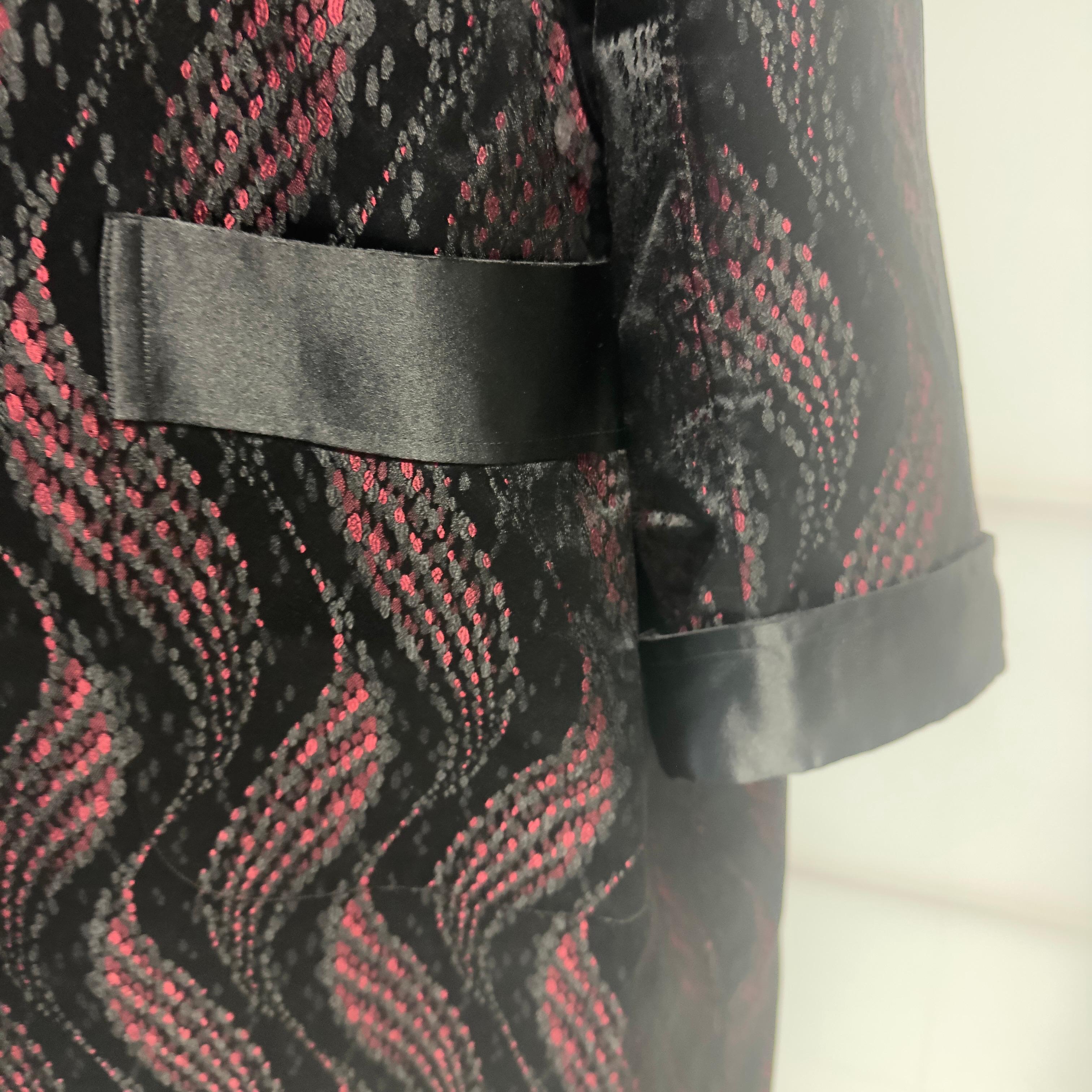 Manteau kimono Prada en jacquard de brocart noir et bordeaux - Collection 2018 en vente 2