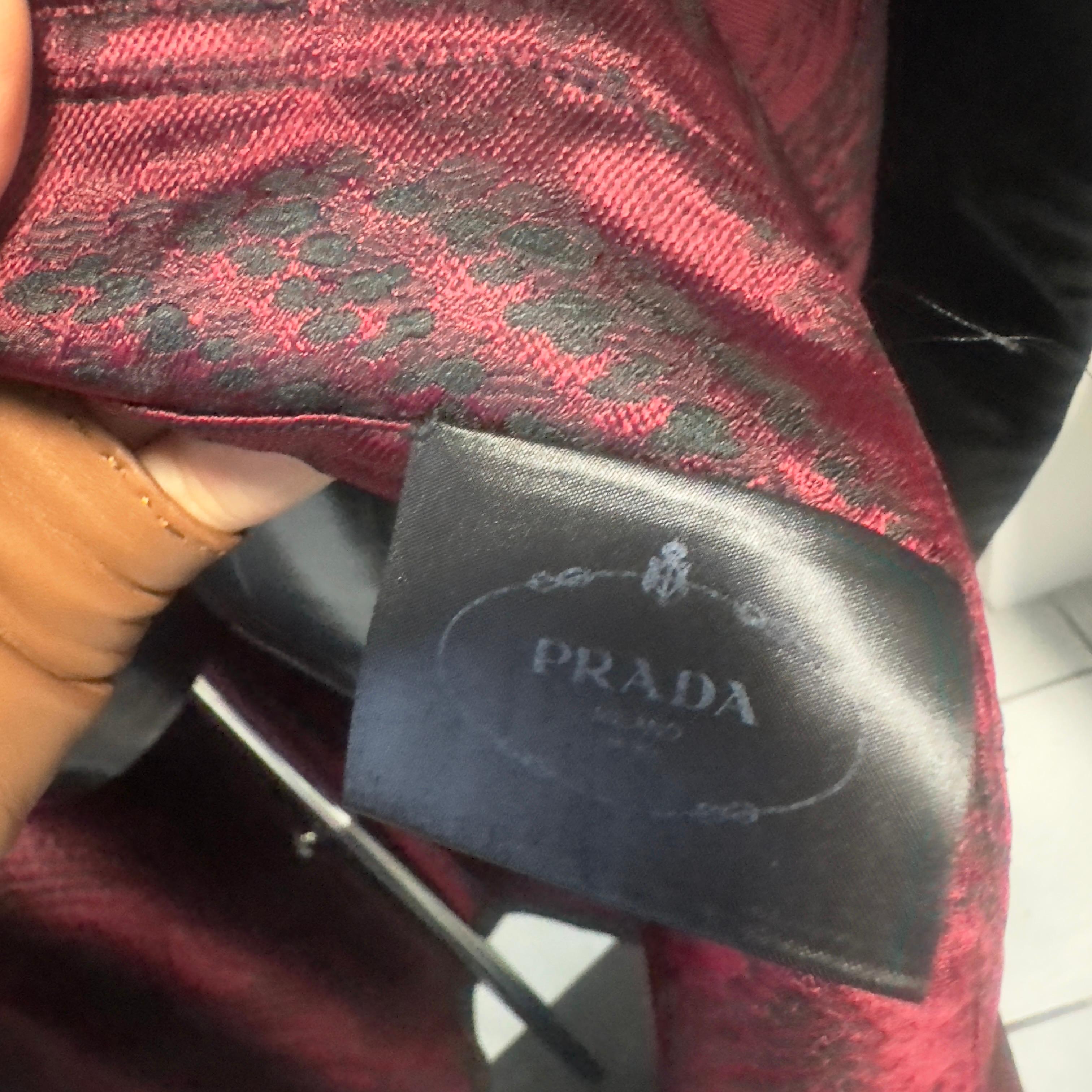 Manteau kimono Prada en jacquard de brocart noir et bordeaux - Collection 2018 en vente 4