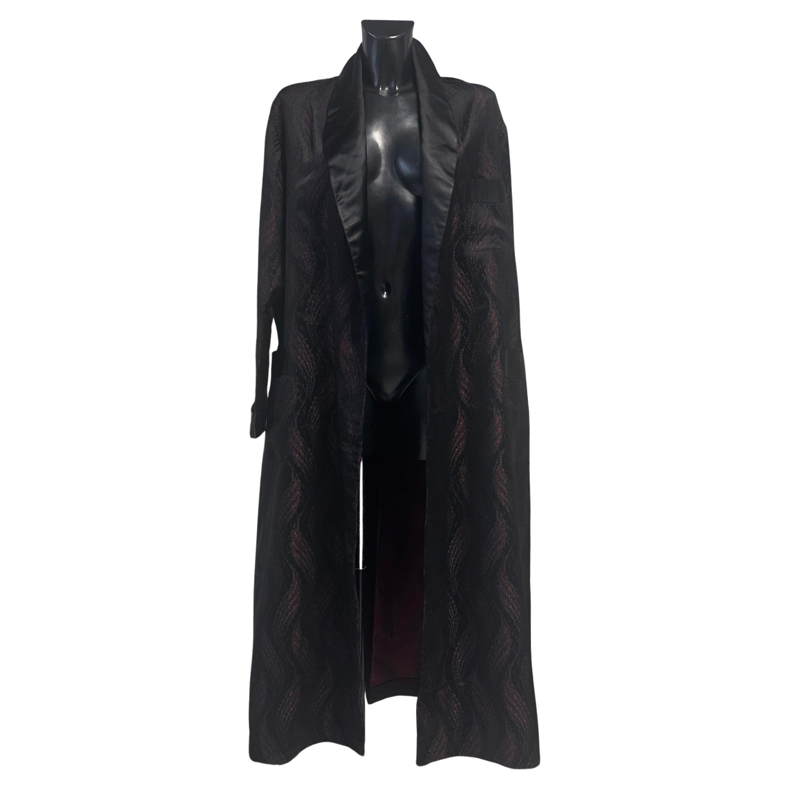 Manteau kimono Prada en jacquard de brocart noir et bordeaux - Collection 2018 en vente