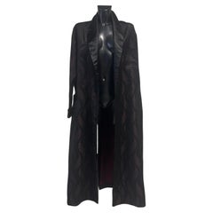 Manteau kimono Prada en jacquard de brocart noir et bordeaux - Collection 2018 Manteau kimono Prada en jacquard de brocart noir et bordeaux - Collection 2018