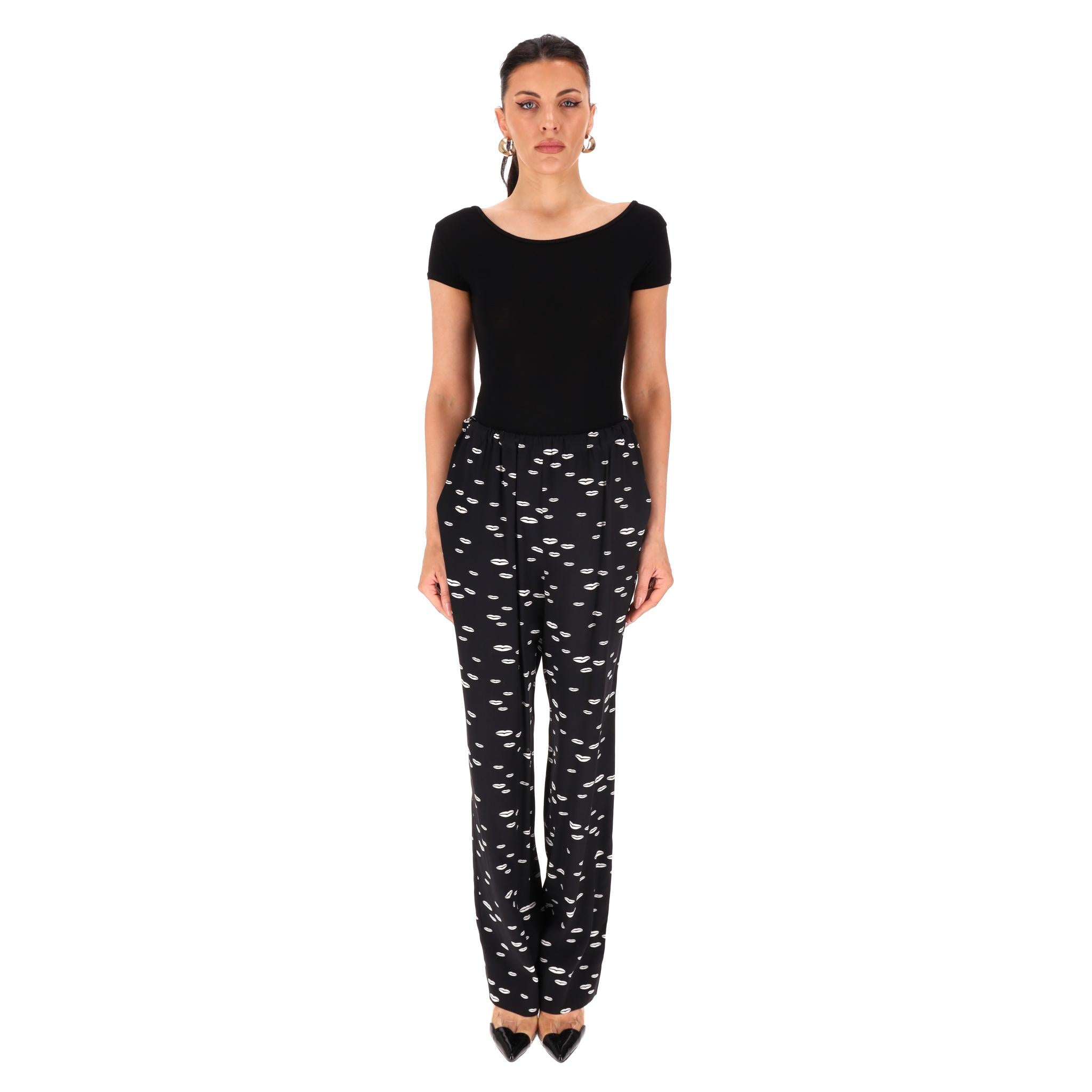 Prada Pantaloni in seta con stampa Kiss

Pantaloni neri in seta con stampa all-over di baci e labbra in bianco.

Caratterizzati da gamba dritta e vita elasticizzata.

Prezzo di listino circa 1,300 euro

Taglia - 100% seta

Condizioni - Molto