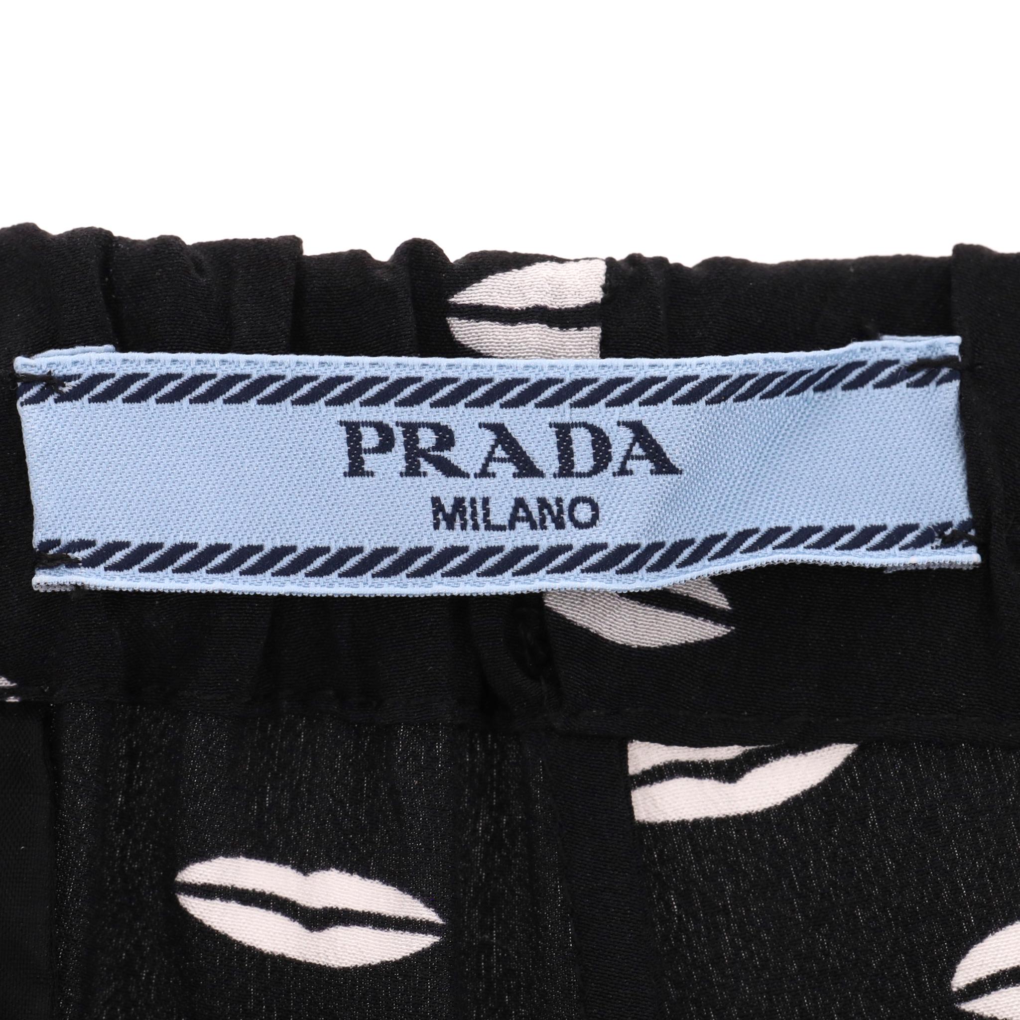 Prada Pantaloni in seta con stampa Kiss in vendita 1