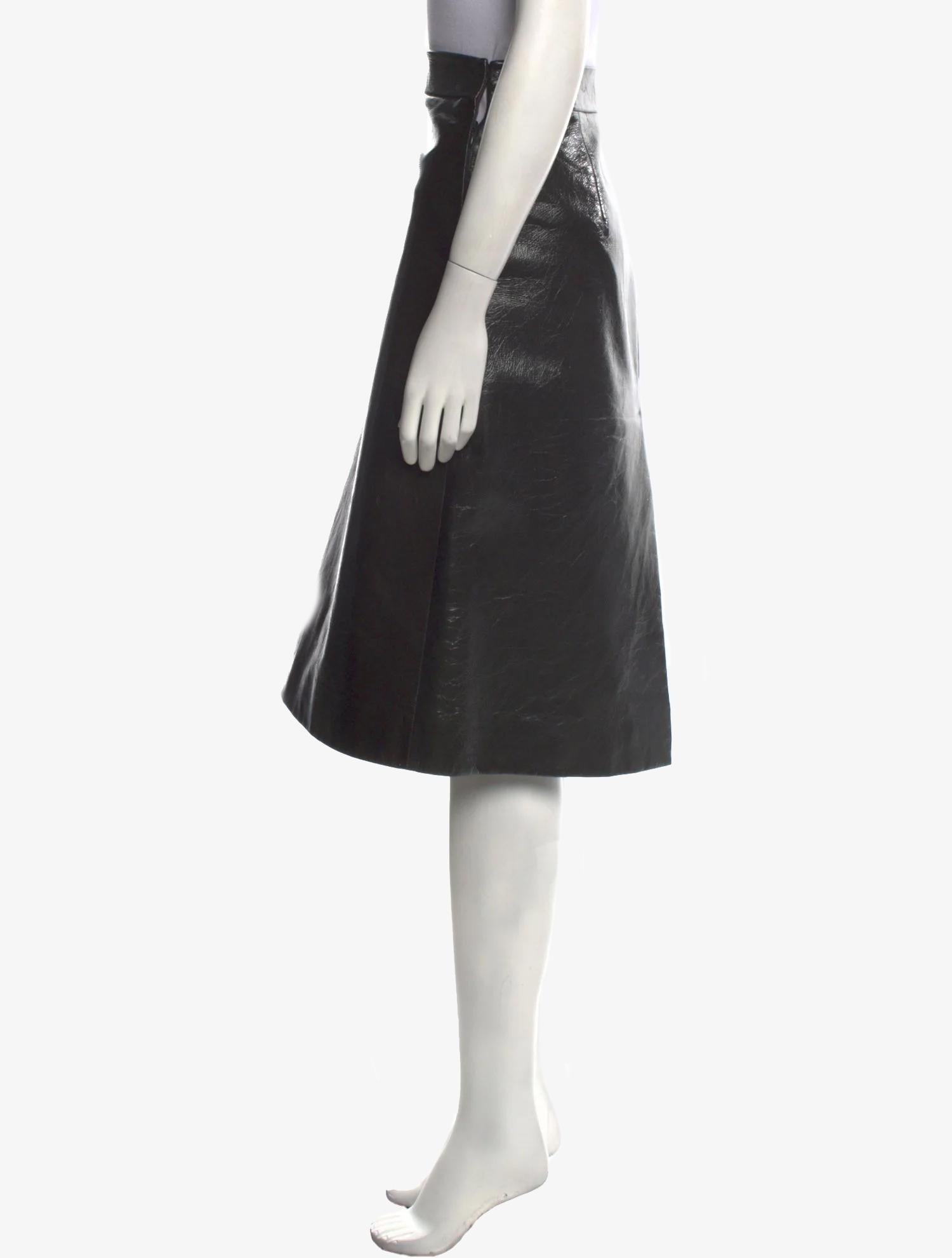 Falda Prada de piel hasta la rodilla de la Colección Otoño/Invierno 2019 de Miuccia Prada

Talla - S, IT40
Cintura - 26,5″ / 65 cm
Cadera - 39″ / 99 cm
Longitud - 28″ / 71 cm

Tejido -  100% Piel de becerro; Forro 64% Viscosa, 36% Poliéster

Estado