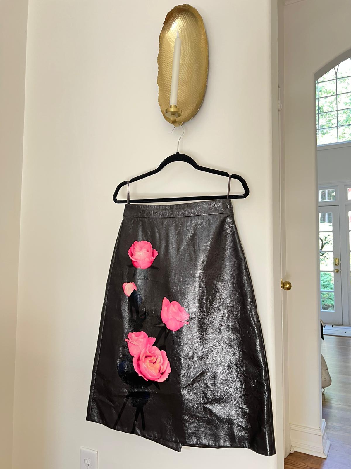 Falda Prada de piel hasta la rodilla con estampado de flores, 2019 en Bueno estado para la venta en New York, NY