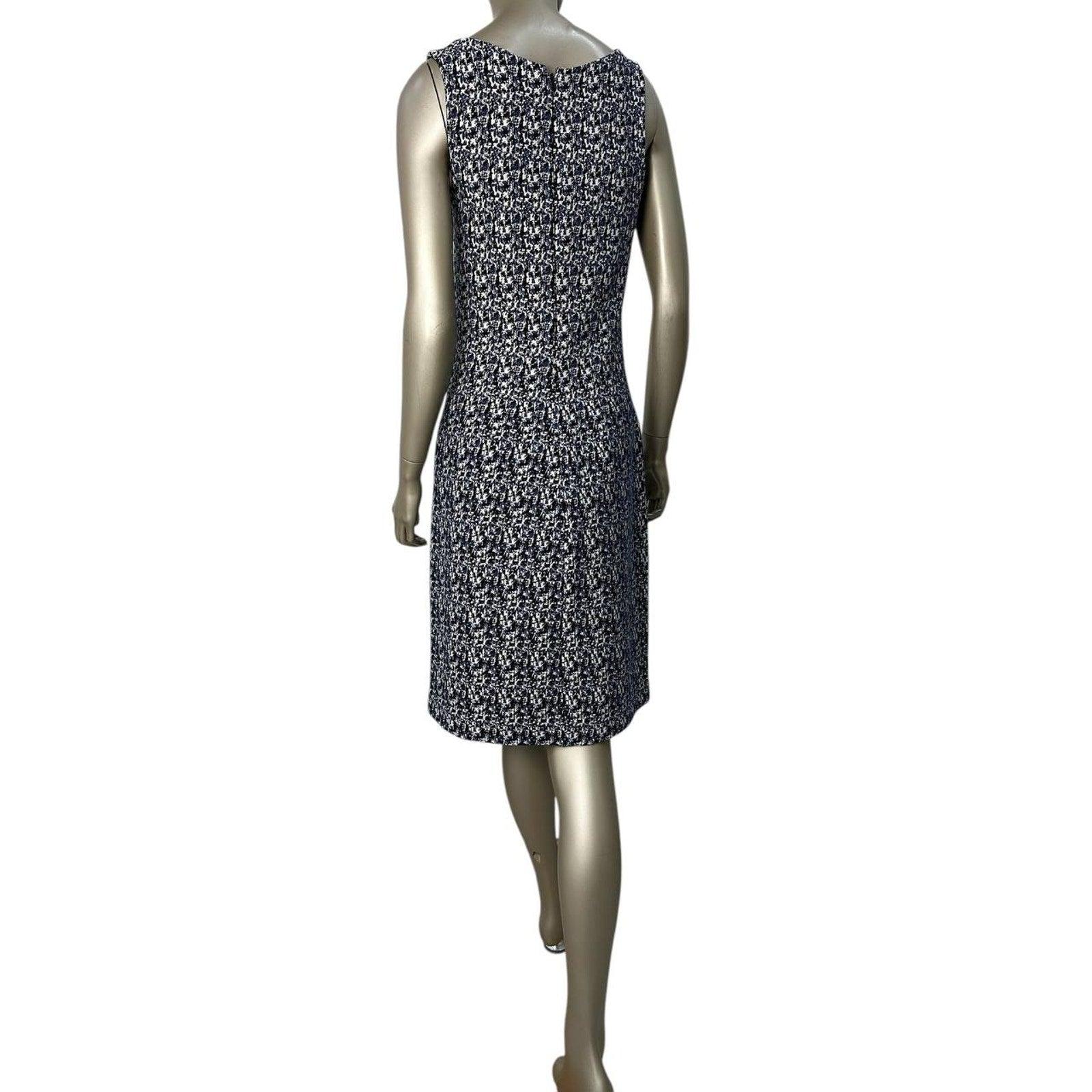 Este vestido midi de punto de Prada es la mezcla perfecta de comodidad y sofisticación. El fino estampado añade un toque de textura y profundidad, mientras que el denso tejido garantiza un ajuste favorecedor y cómodo. Este vestido está en muy buen