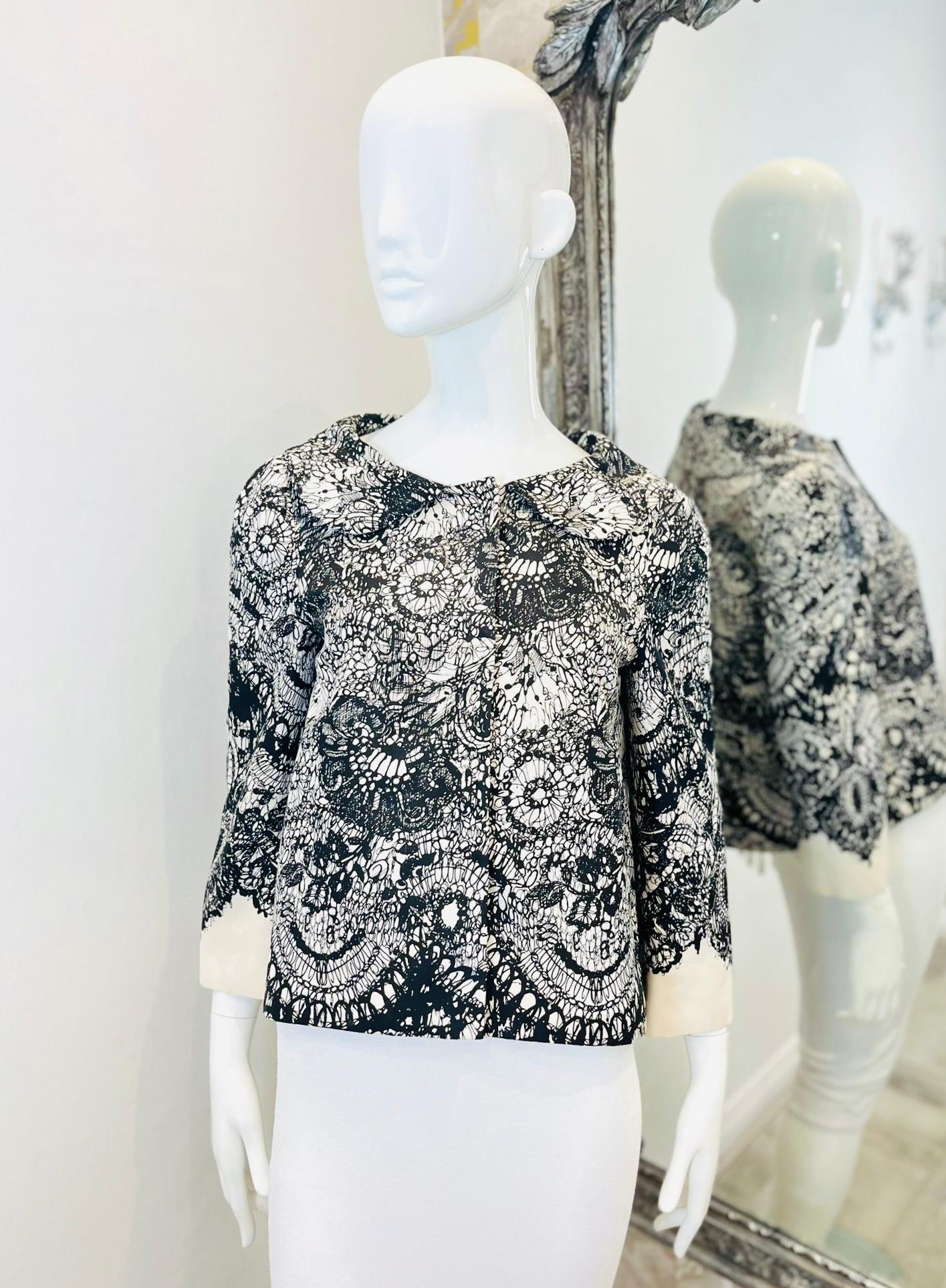 Prada Lace Print Silk Jacket

Black and white jacket designed with floral lace prints throughout.

Featuring three-quarter sleeves with white cuffs and peter pan collar.

Styled with concealed front fastening and boxy silhouette.

Size –
