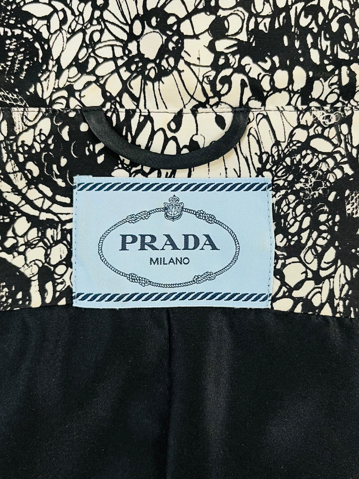Prada - Veste en soie imprimée en dentelle en vente 2