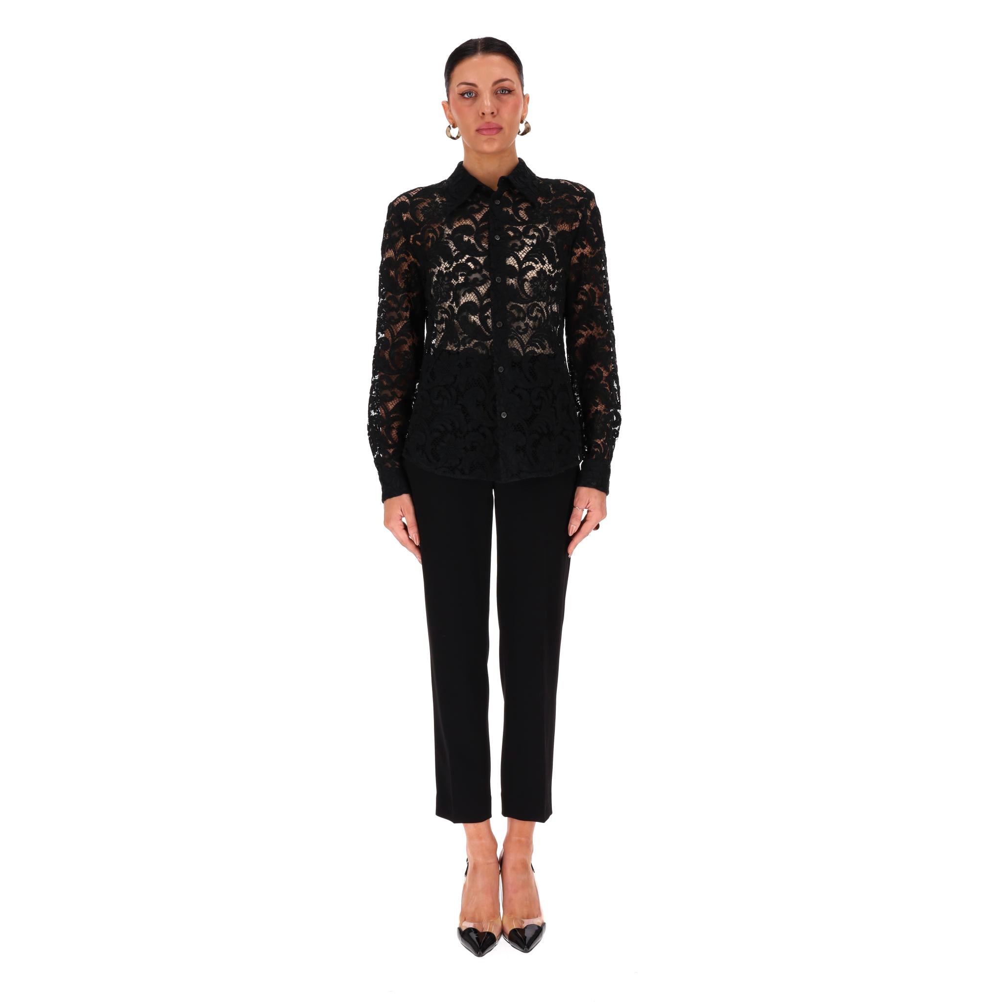 Camicia in pizzo di Prada

Camicia nera realizzata in leggero pizzo a cordoncino con un intricato motivo floreale.

Caratterizzato da colletto e polsini classici neri con chiusura centrale a bottoni.

Prezzo di listino circa 1,300 euro

Taglia -