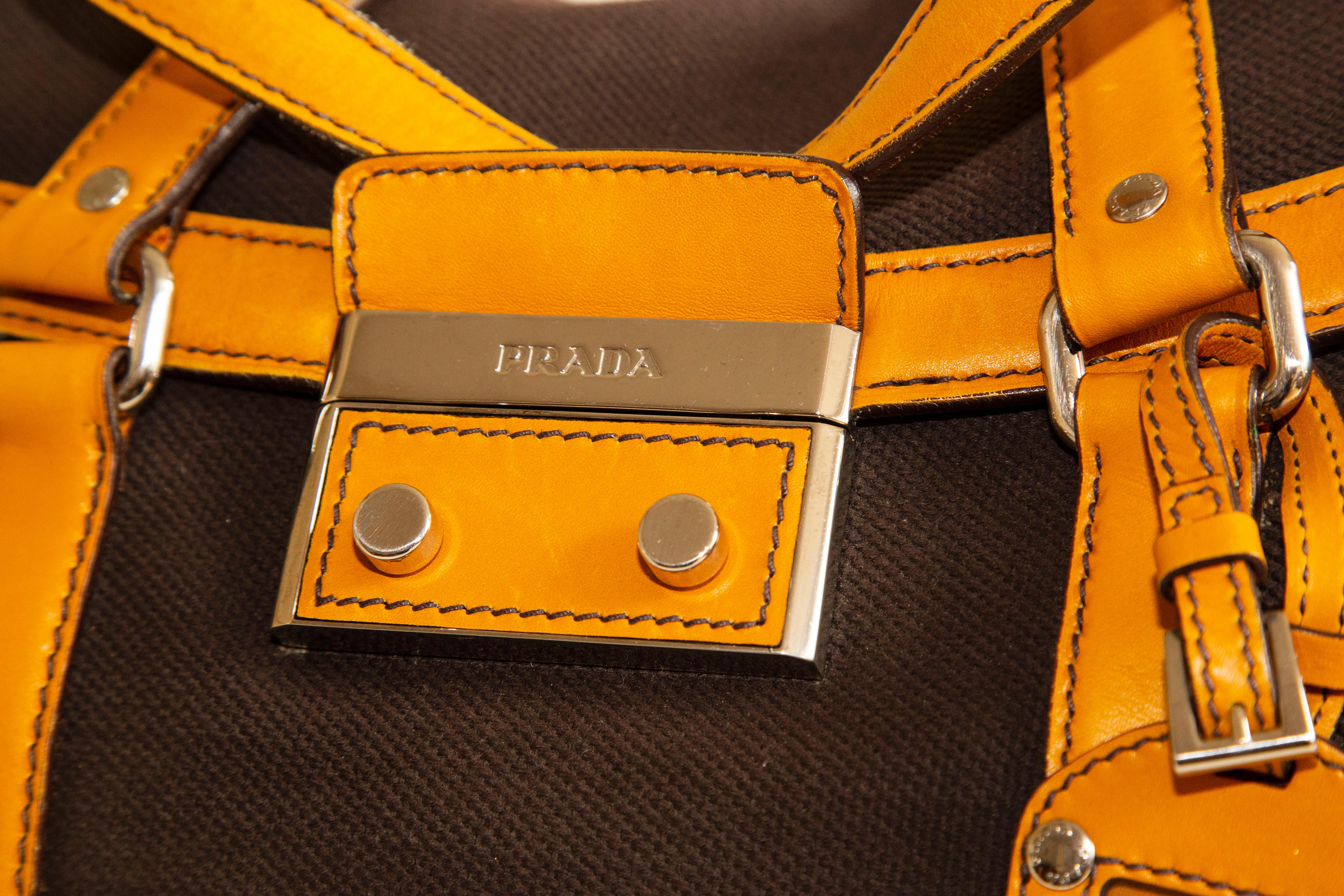 Grand sac à bandoulière de Prada en toile Brown et garniture en cuir jaune en vente 6