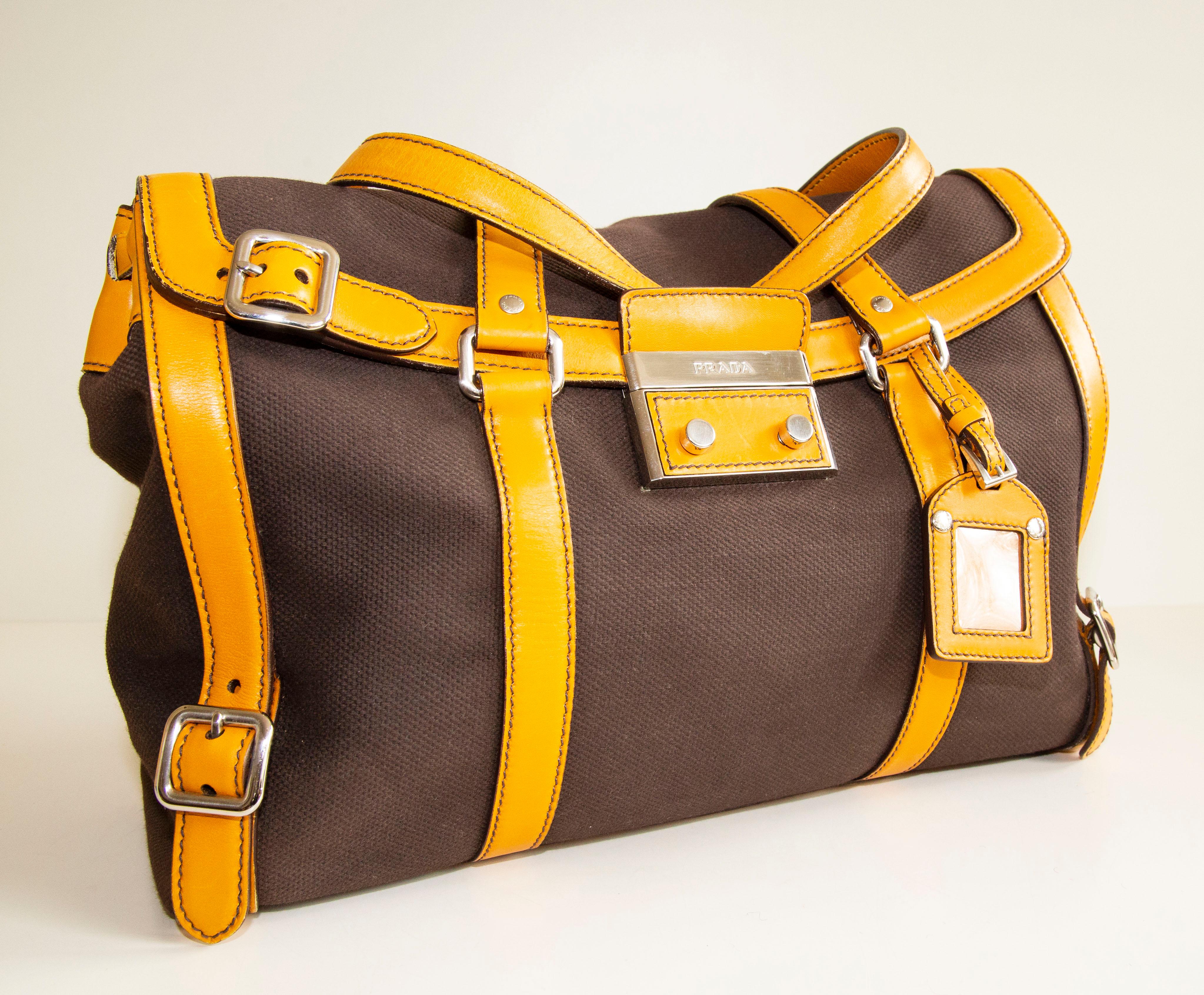 Grand sac à bandoulière de Prada en toile Brown et garniture en cuir jaune Bon état - En vente à Arnhem, NL