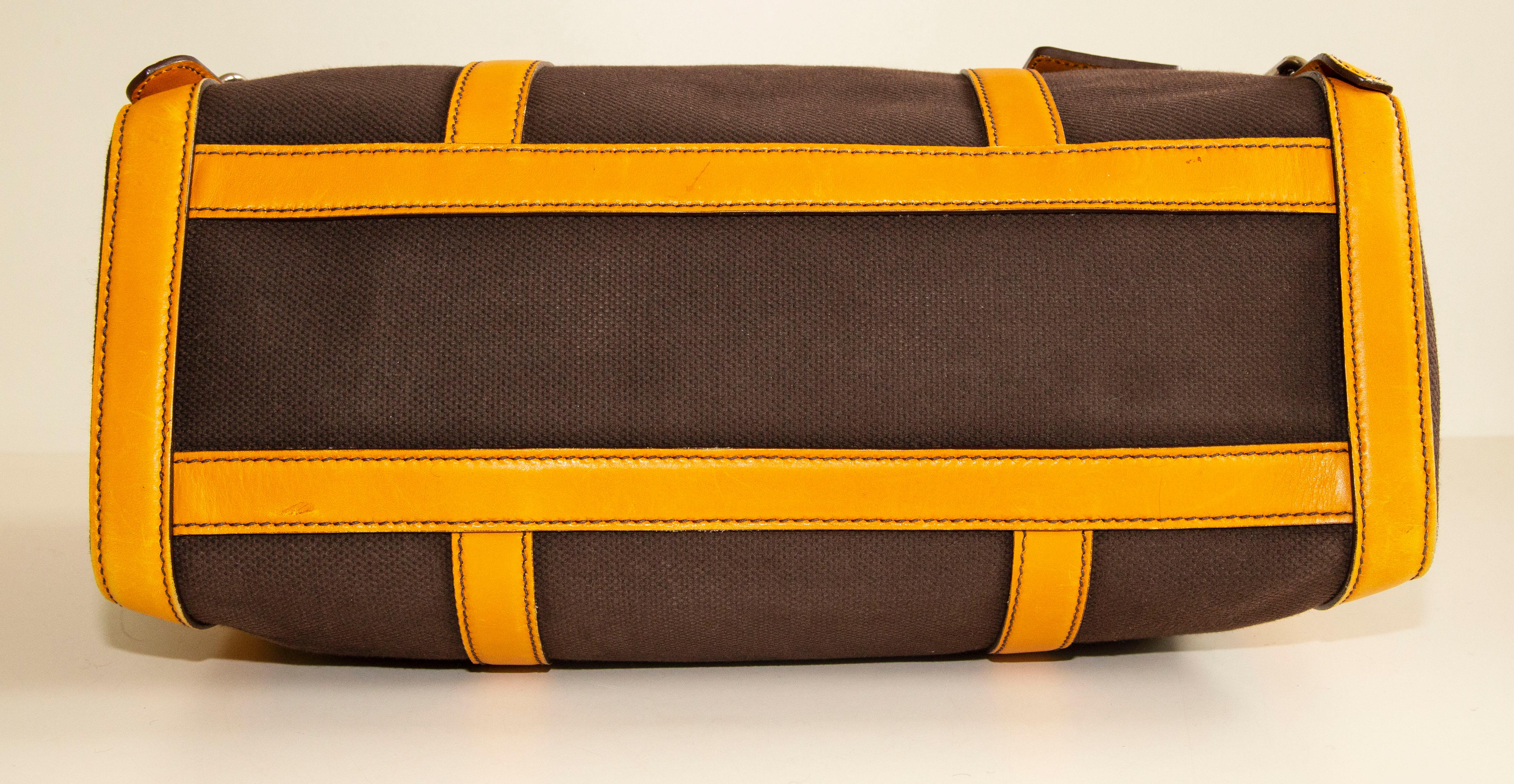 Grand sac à bandoulière de Prada en toile Brown et garniture en cuir jaune Unisexe en vente