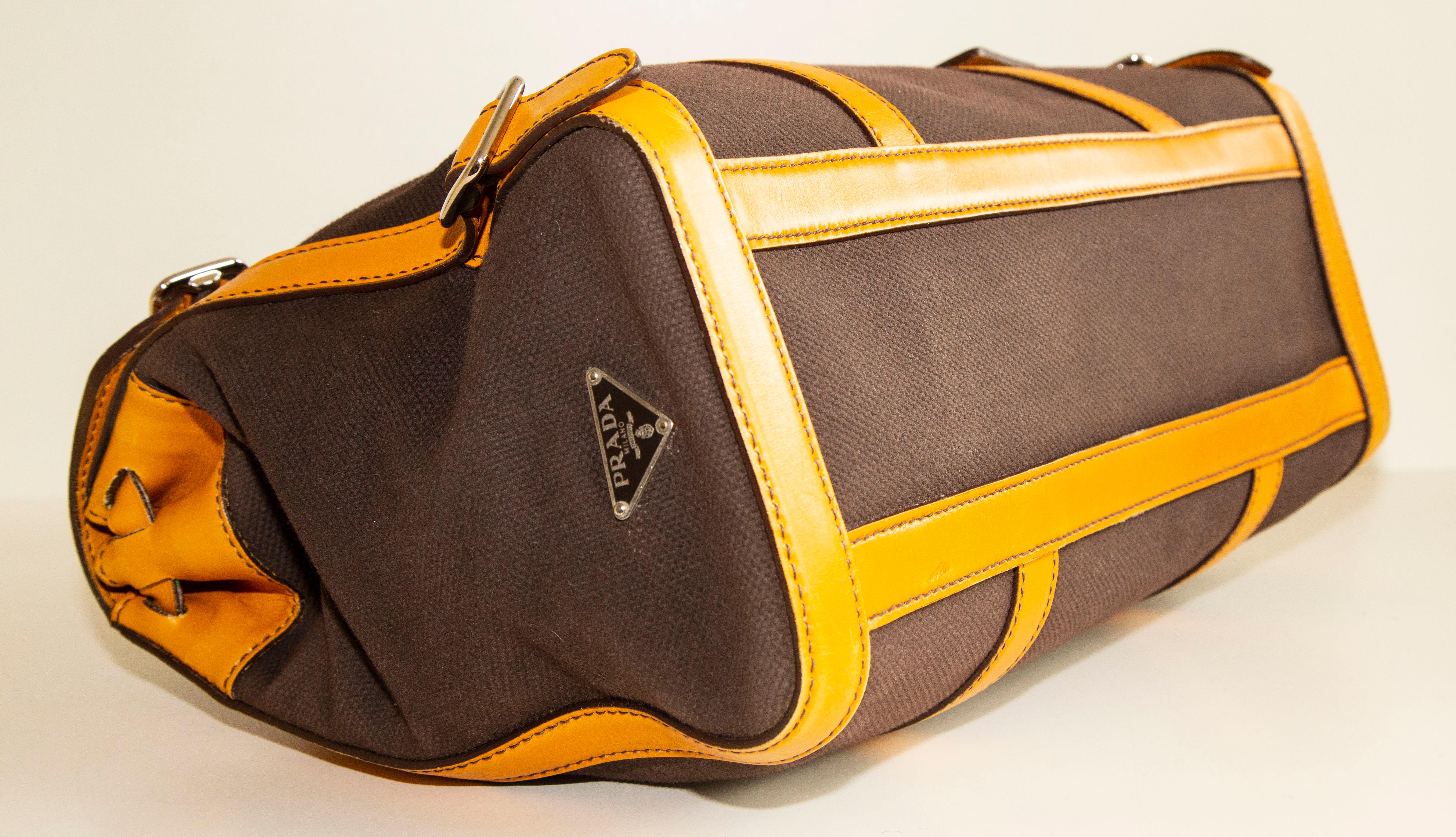 Grand sac à bandoulière de Prada en toile Brown et garniture en cuir jaune en vente 1