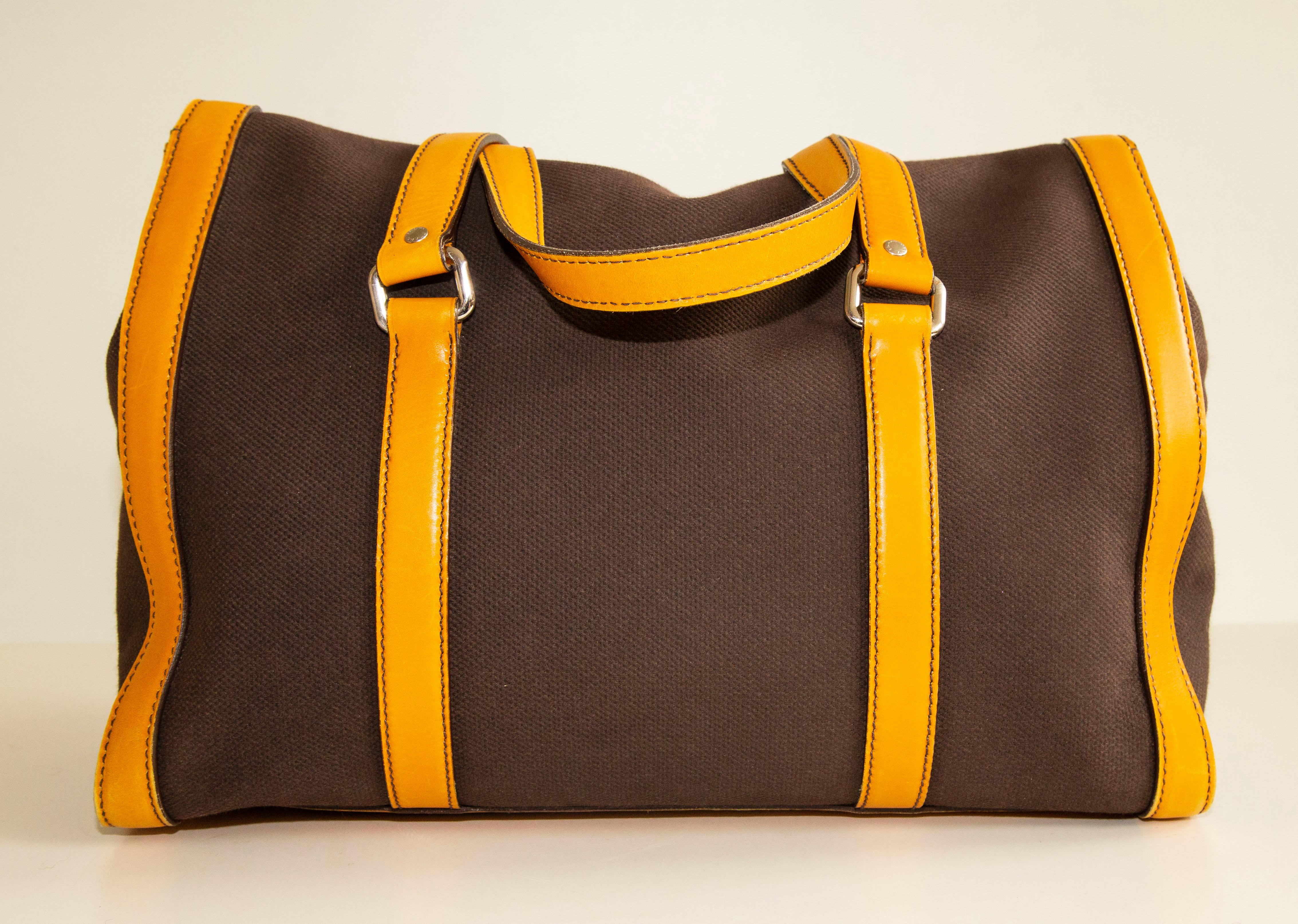 Grand sac à bandoulière de Prada en toile Brown et garniture en cuir jaune en vente 3