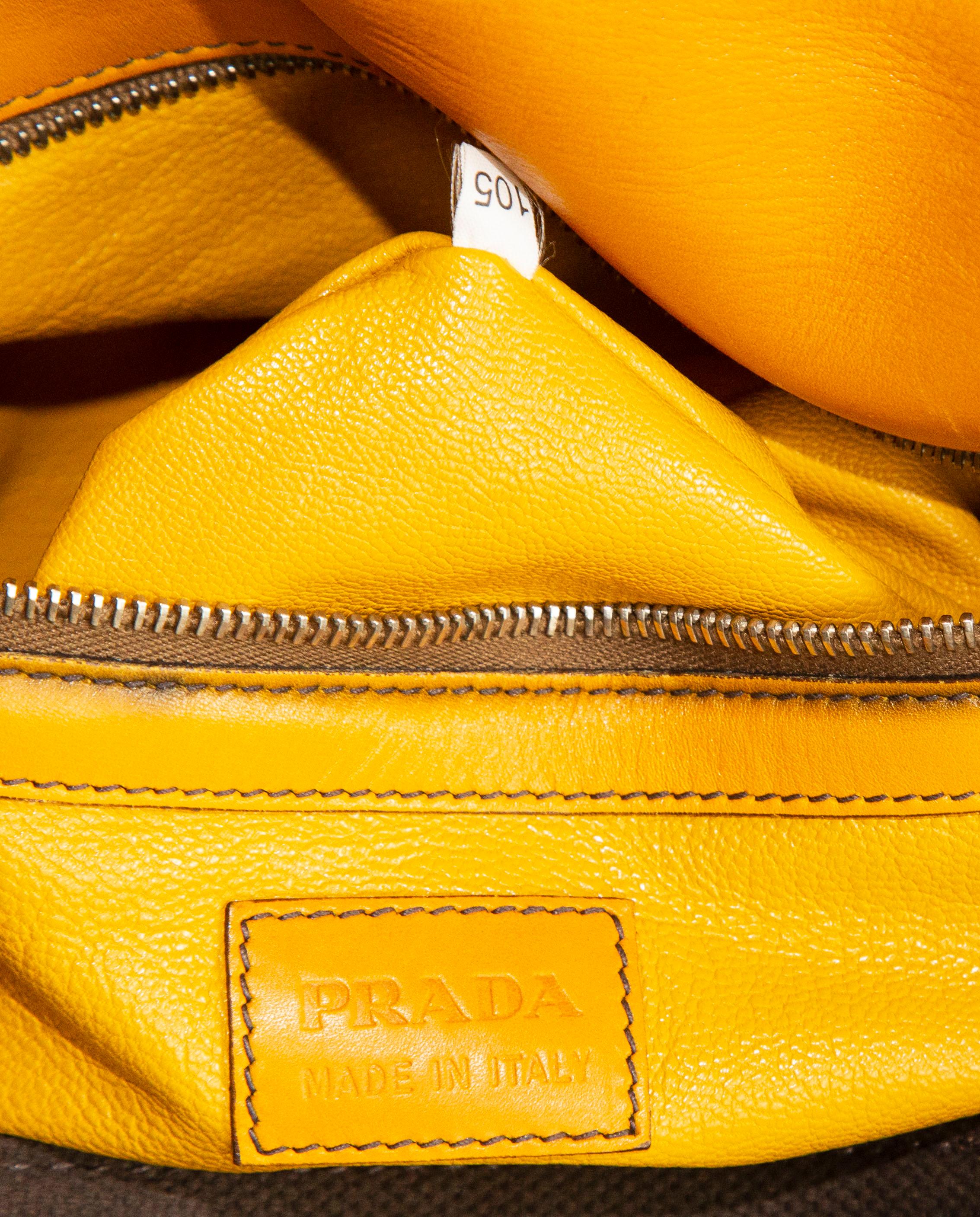 Grand sac à bandoulière de Prada en toile Brown et garniture en cuir jaune en vente 4