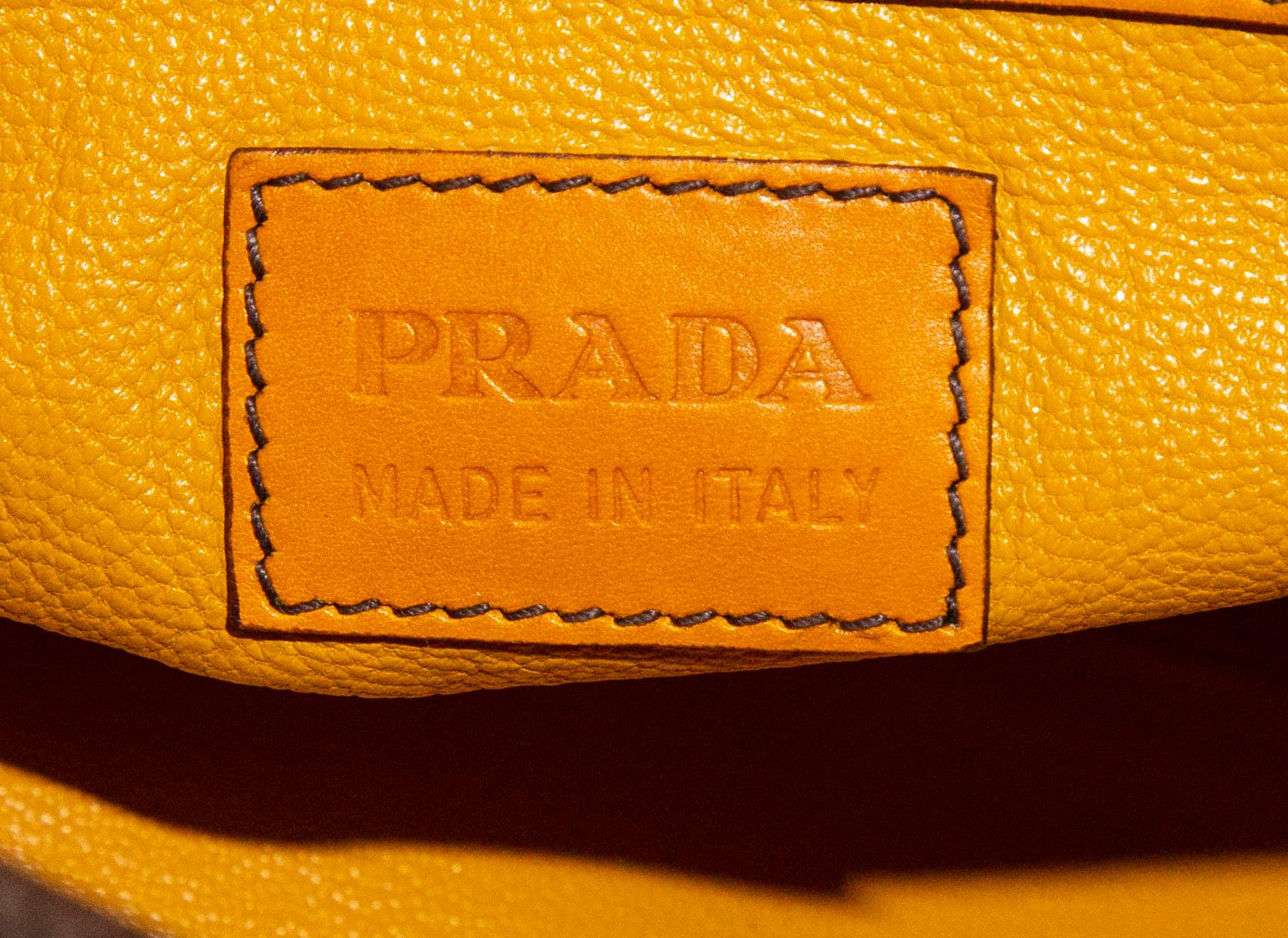 Grand sac à bandoulière de Prada en toile Brown et garniture en cuir jaune en vente 5