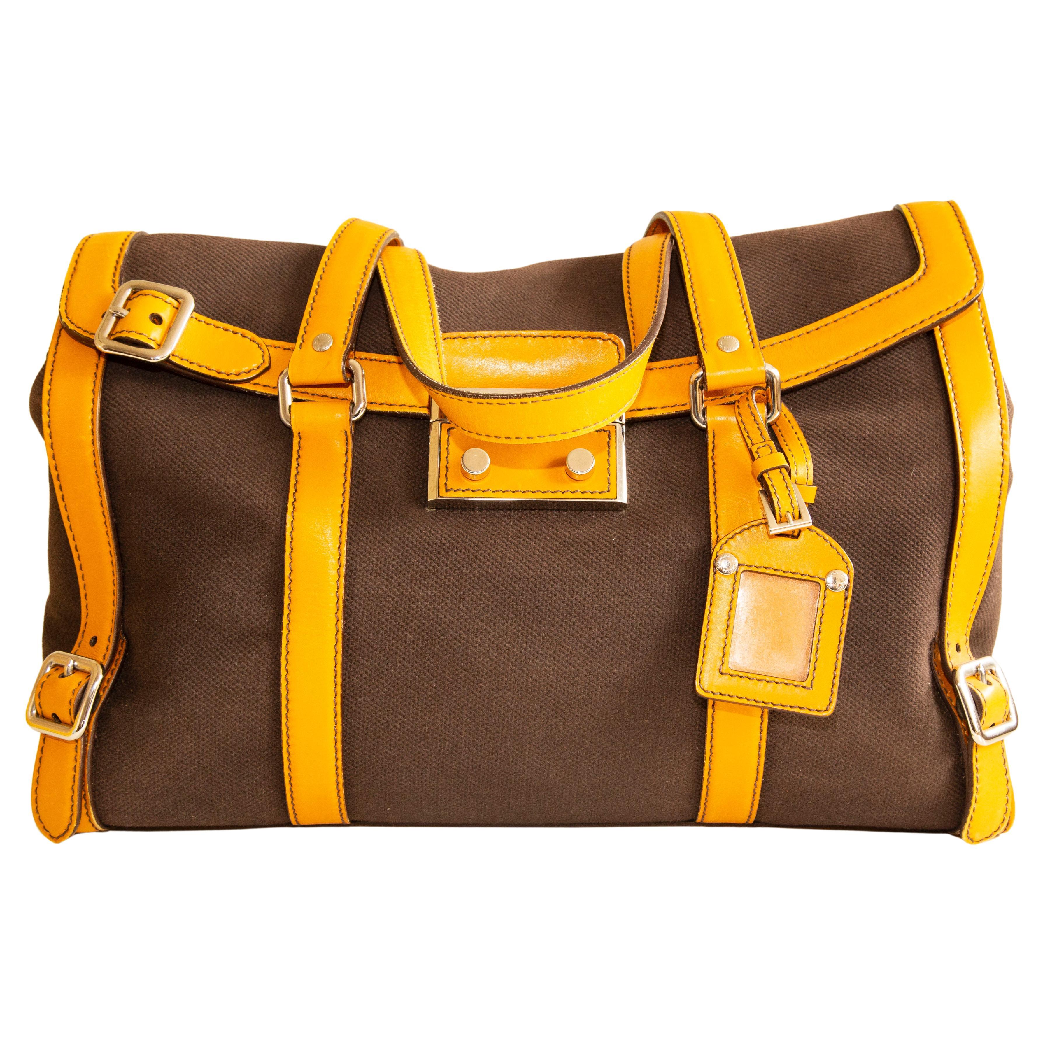 Grand sac à bandoulière de Prada en toile Brown et garniture en cuir jaune en vente