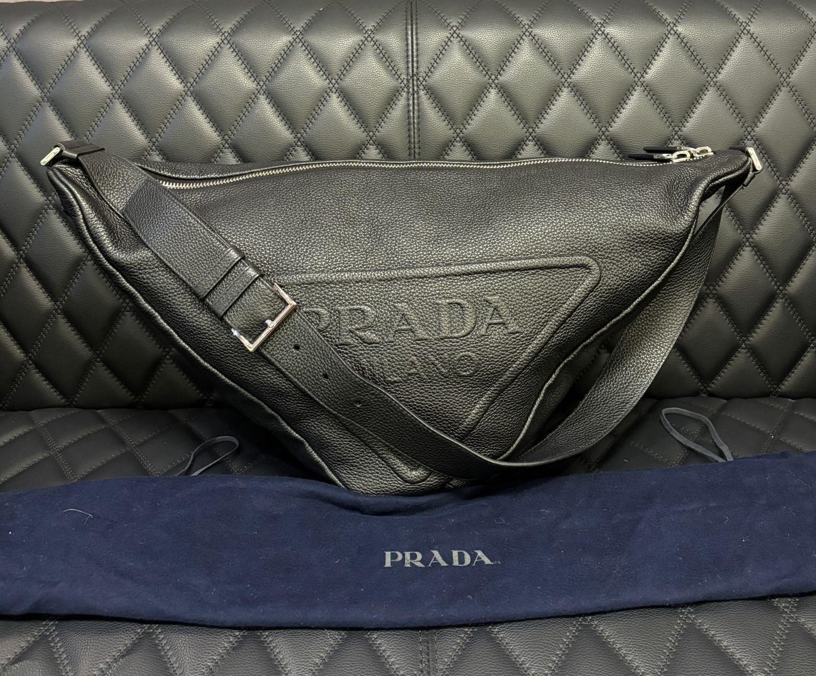 Prada Large Vitello Daino Black Leather Triangle Bag In Good Condition For Sale In Jakarta, Daerah Khusus Ibukota Jakarta