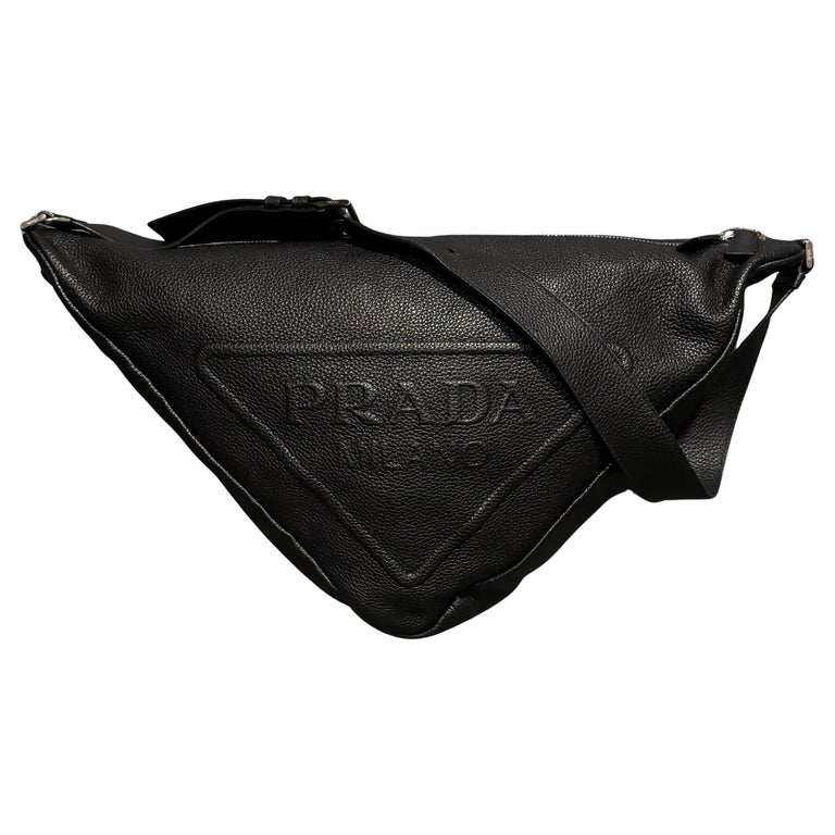 Prada Borsa a triangolo grande in pelle nera Vitello Daino su