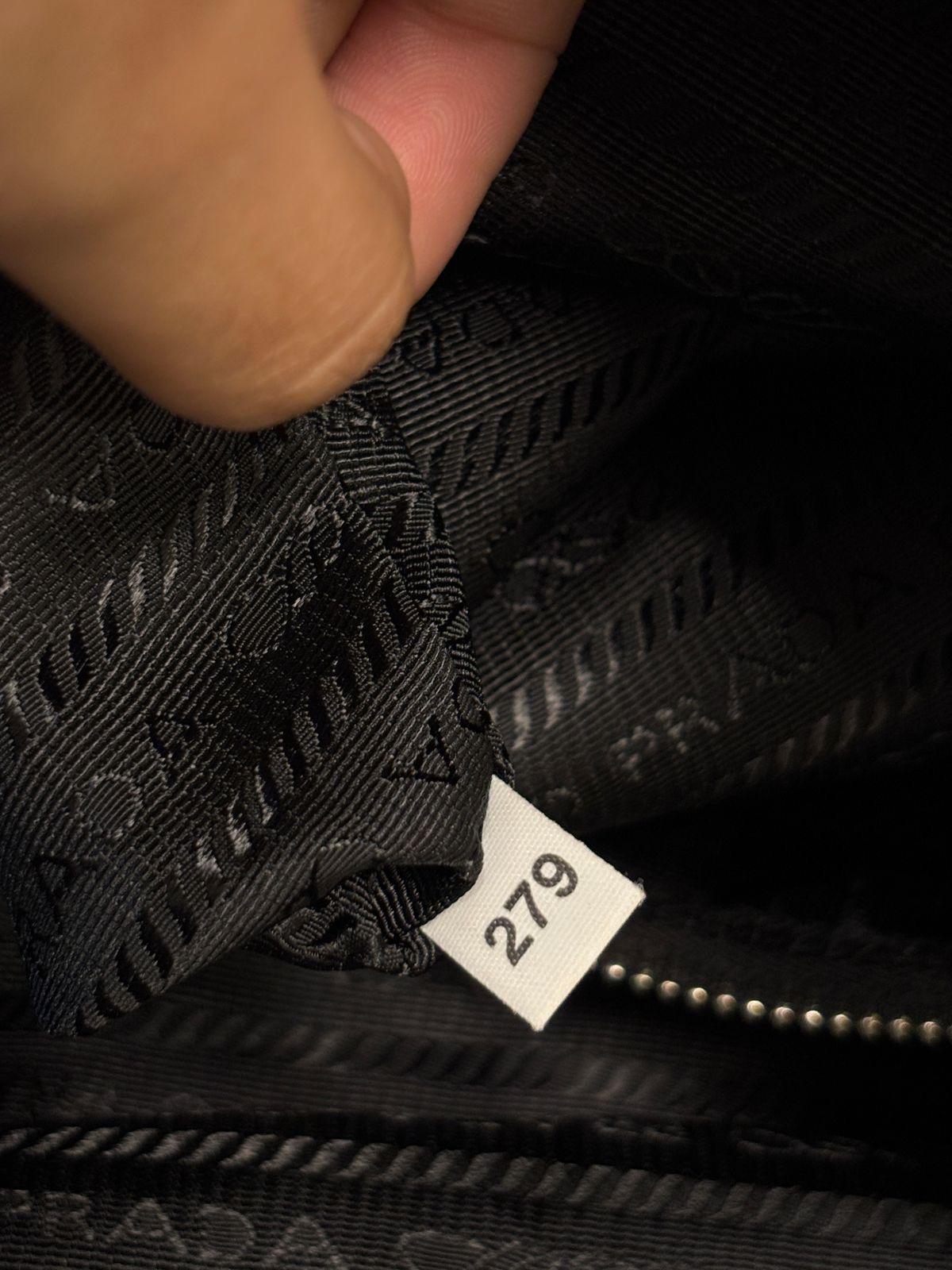 Prada Large Vitello Daino Grey Leather Triangle Bag In Good Condition For Sale In Jakarta, Daerah Khusus Ibukota Jakarta