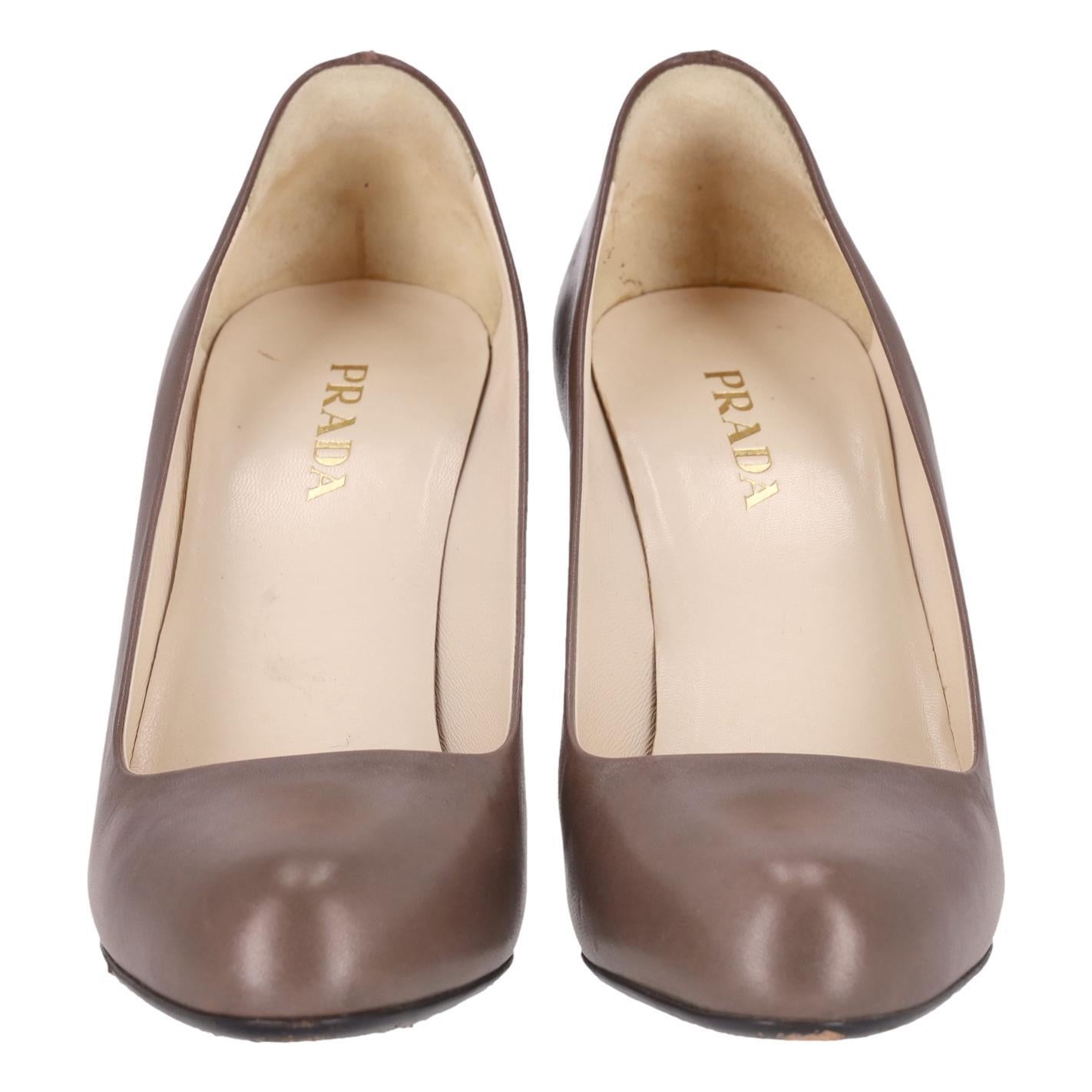 Bombas de espuma Prada

Zapatos de salón de piel lisa de color marrón topo diseñados con puntera de almendra y tacón alto de cono.

Con forro y suela de cuero.

Precio aprox. 700

Talla - 38.5

Estado - Bueno/muy bueno (algunos ligeros signos de