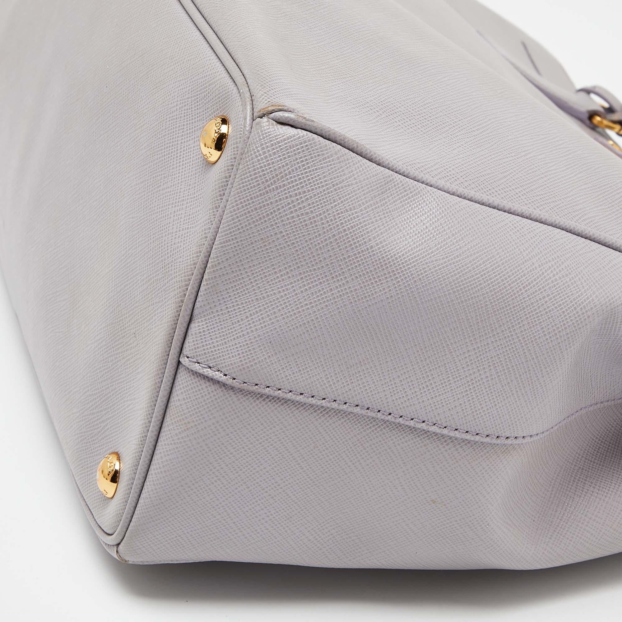 Prada Fourre-tout double fermeture à glissière en cuir Saffiano Lux Lavender Large Galleria en vente 6