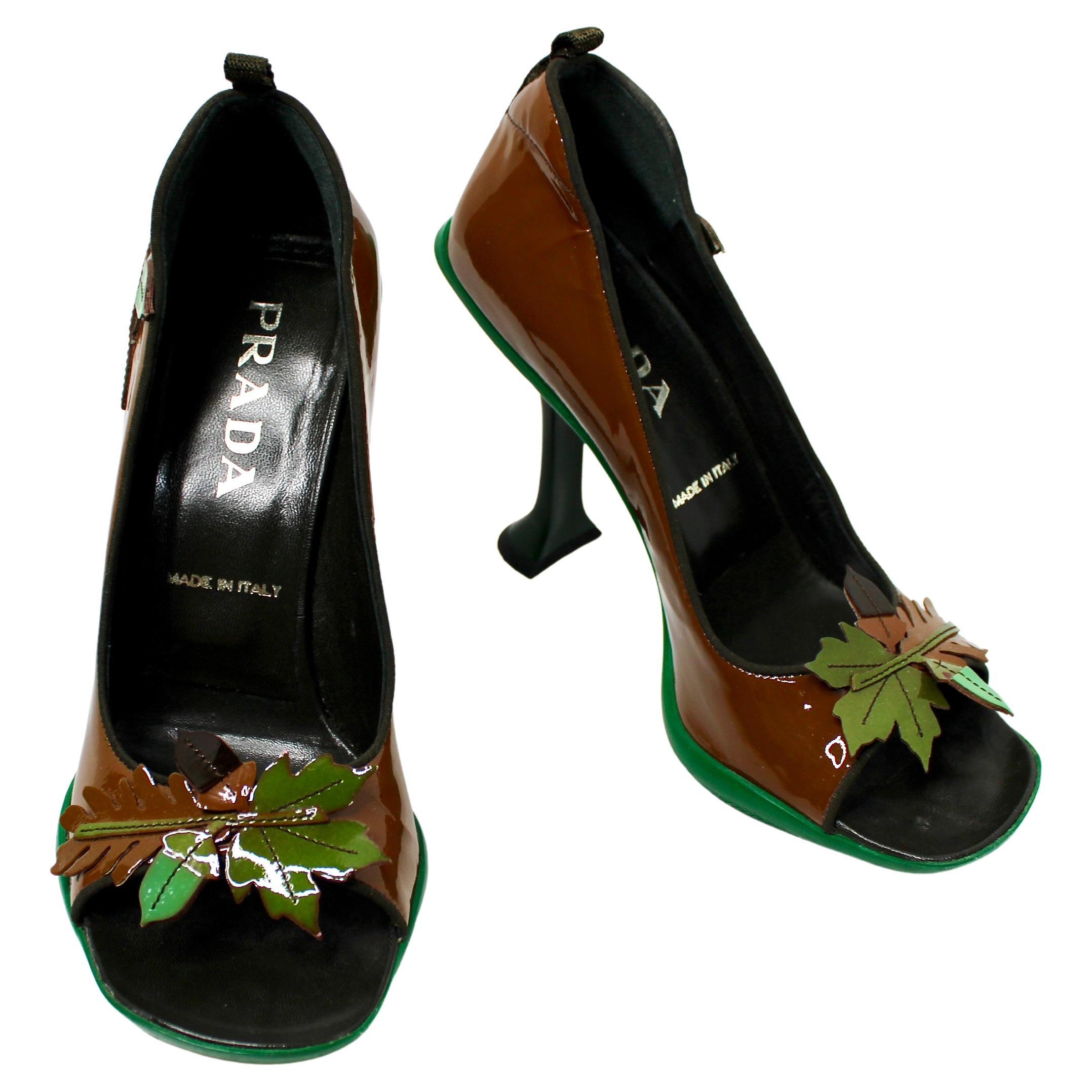Tacchi di Prada in pelle verniciata con foglie applicate, circa 1999